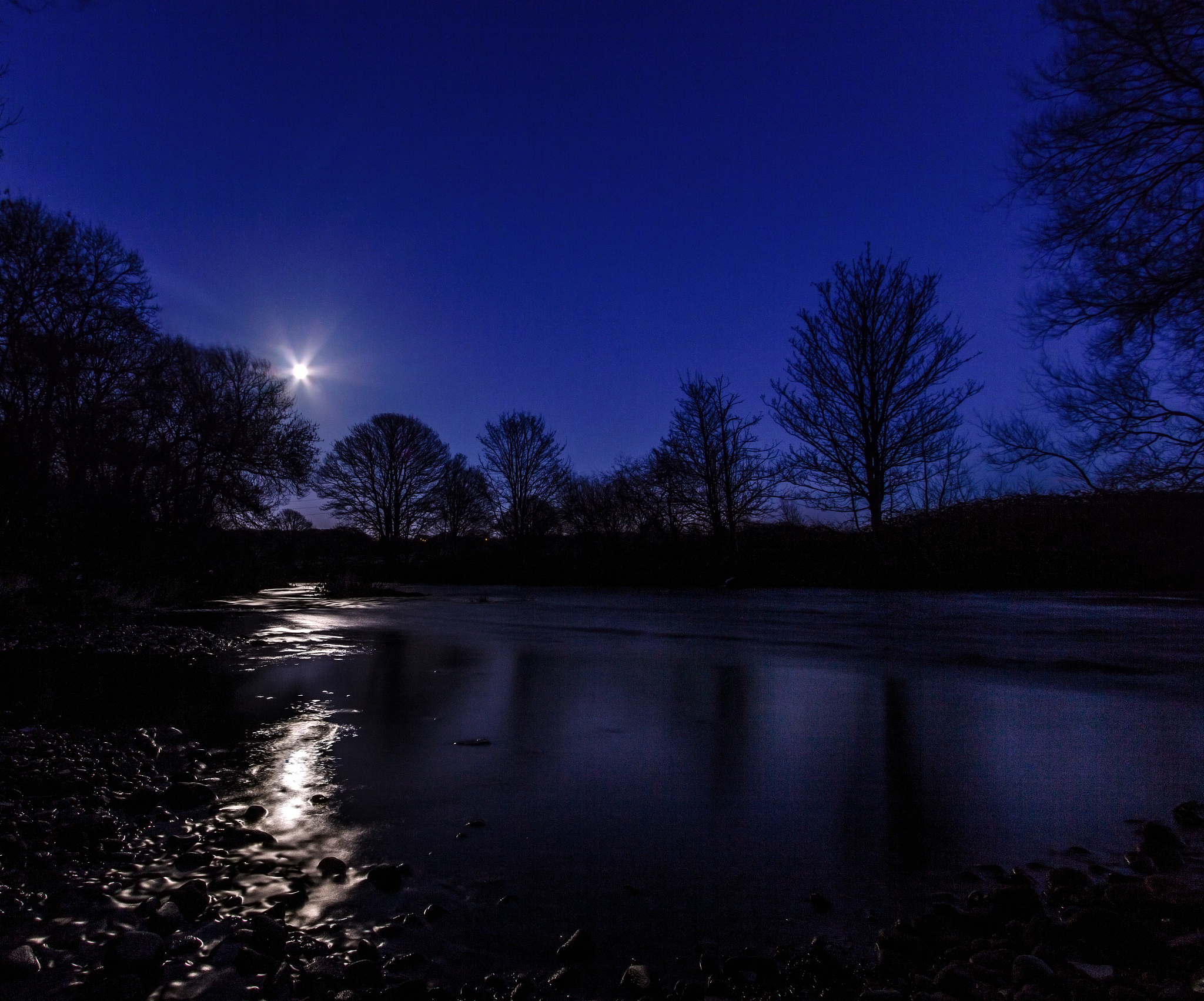 初夏夜空：宁静与活力