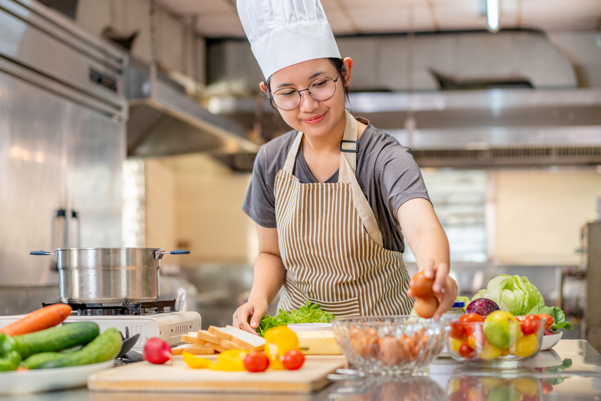 年轻厨师的专注与梦想 - 烹饪美食的奇妙旅程
