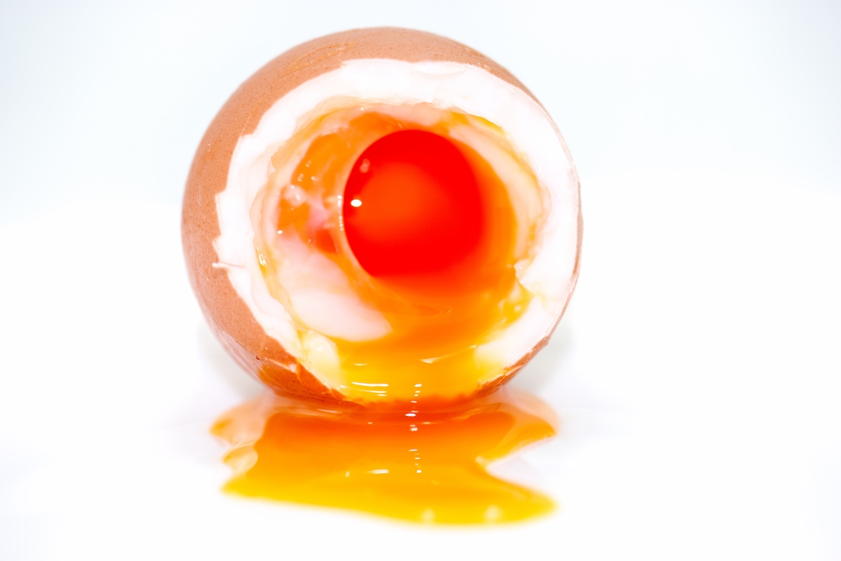 鸡蛋蛋黄粘壳了还能吃吗？如何判断安全？