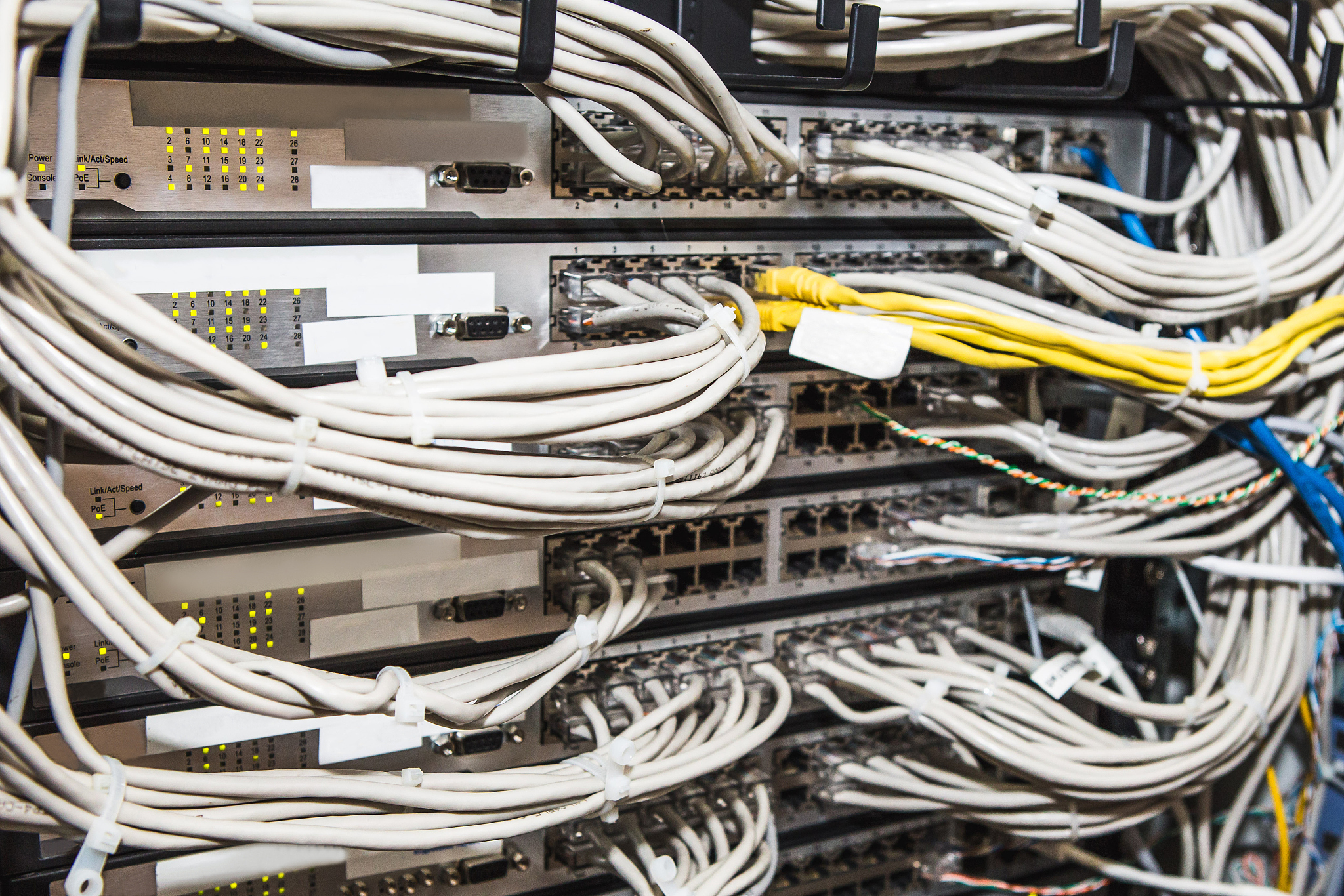 计算机跟交换机连接用直连线吗？