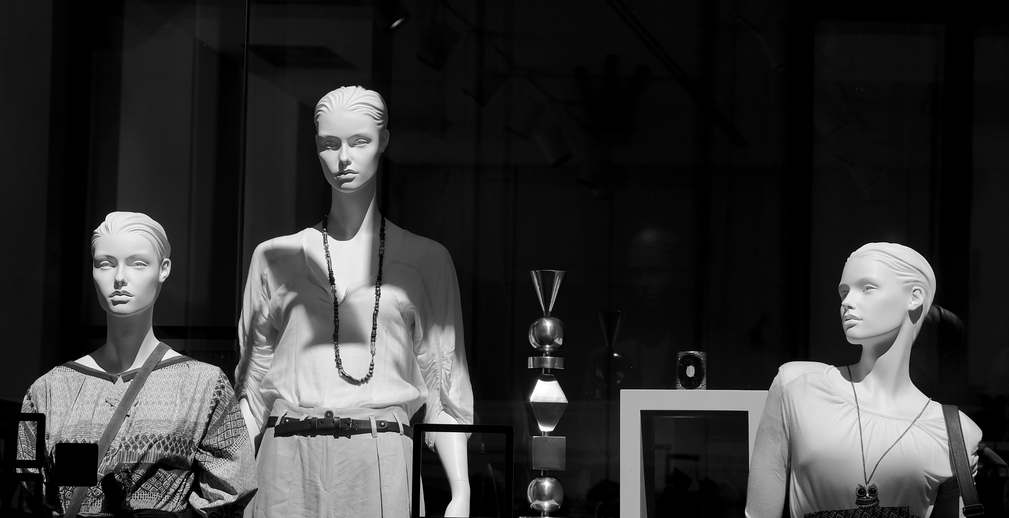 虚拟试衣新时代：基于条件GAN的服装设计与展示系统