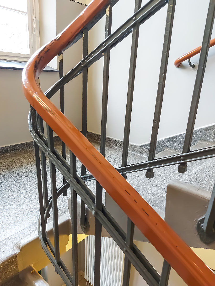 栏板栏杆与梯段怎么连接 操作步骤 帮我用200字详细描述