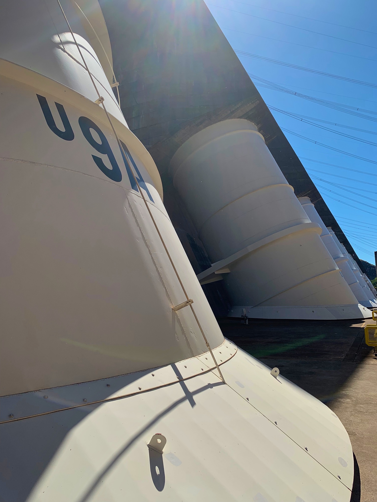 空客与波音民航飞机雷达罩结构雷电防护设计差异分析