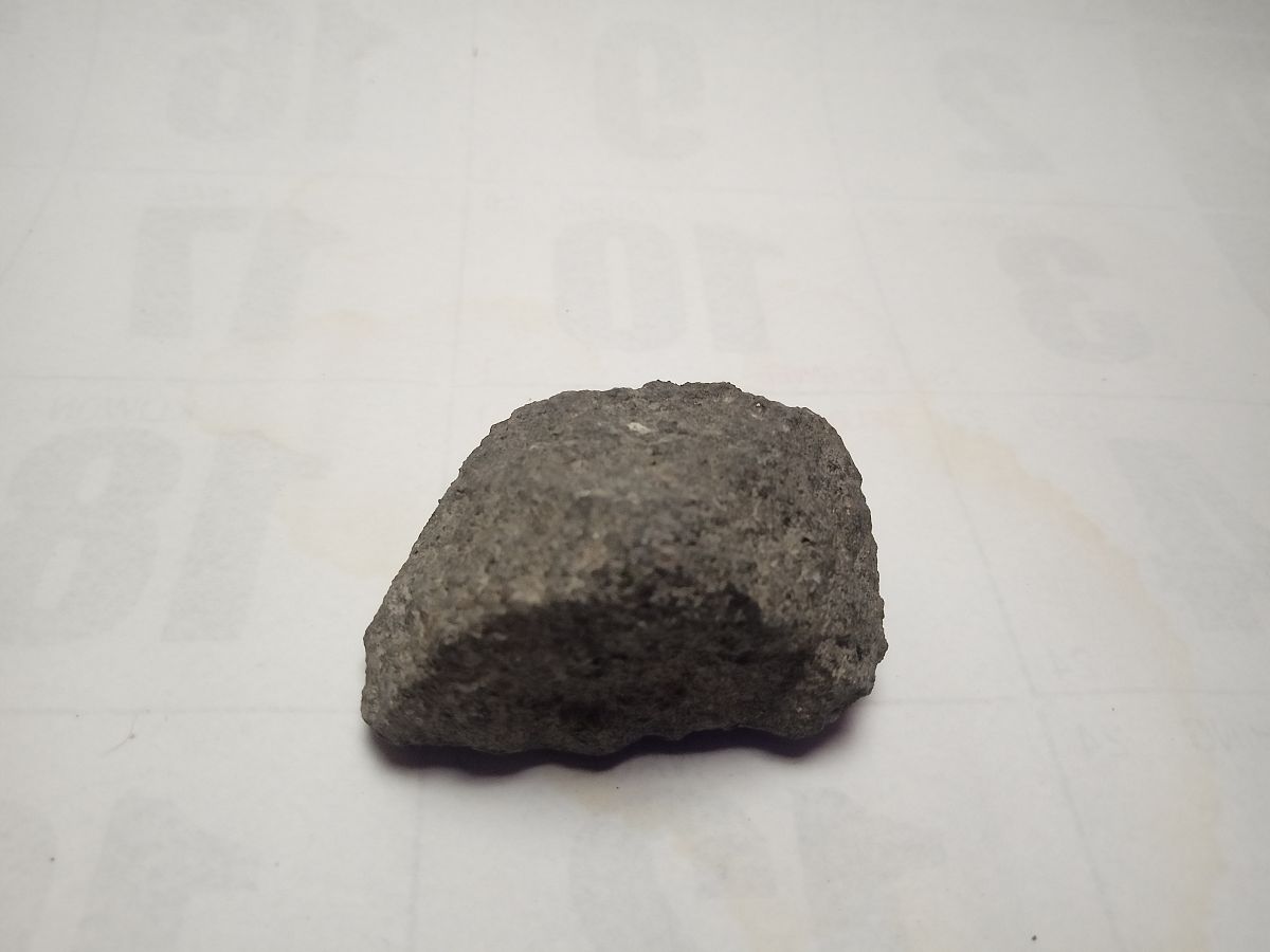 如何识别含锎的石头，