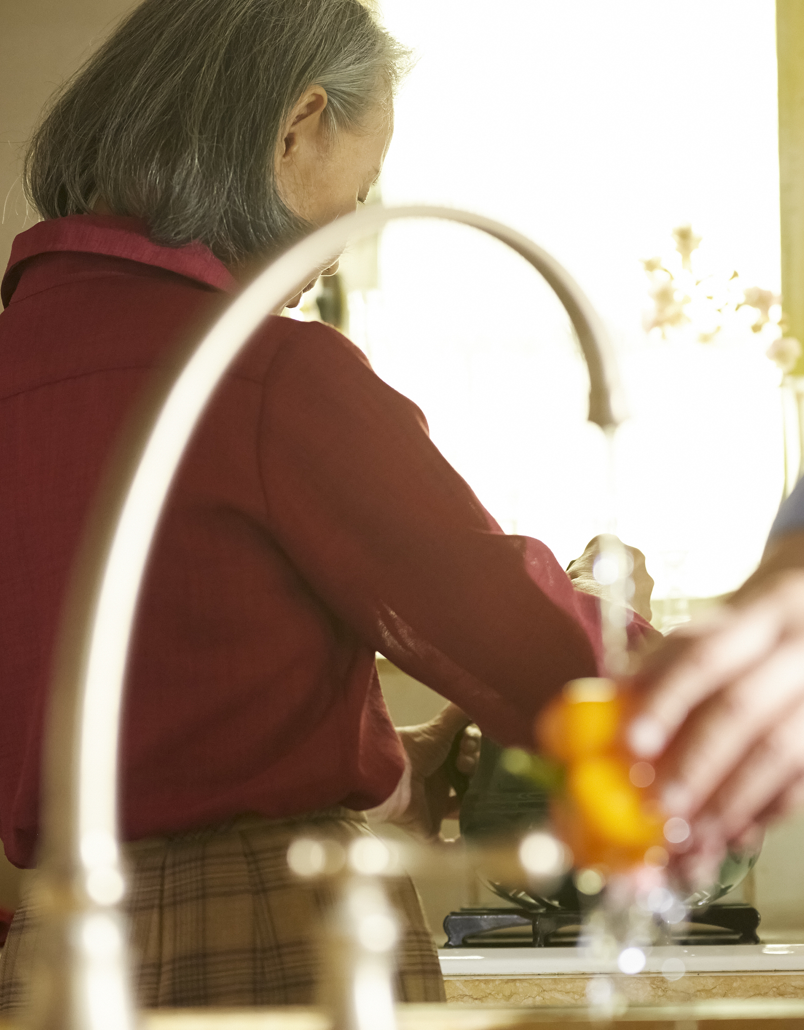 年过六旬父母辛苦工作，对孩子的爱令人感动