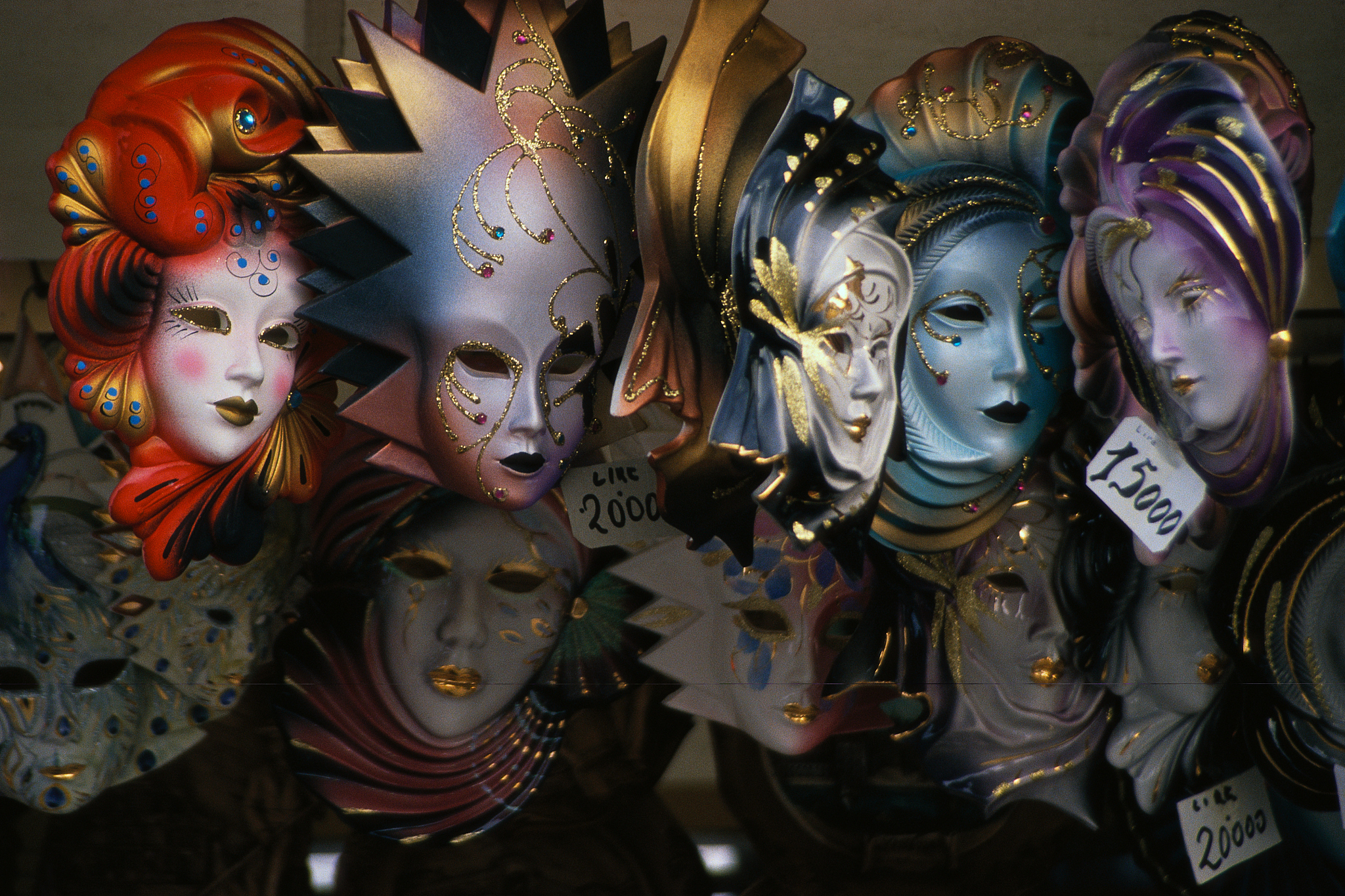 面具舞者与银鹿：一个神秘世界的奇遇