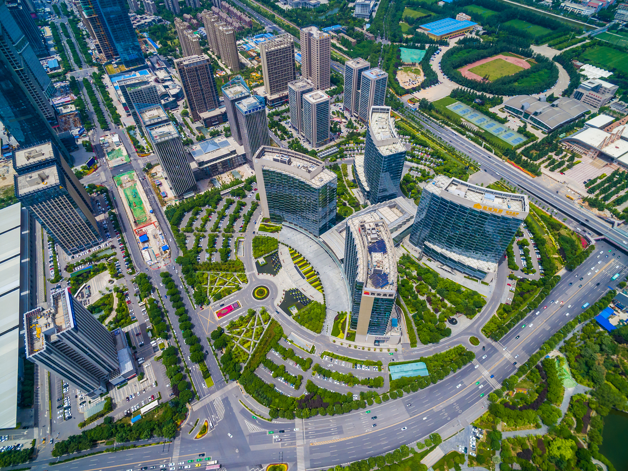 续写这段话：从较符合k=3或k=4的六边形空间结构的商业中心的区位来看可以发现这些商业中心周边交通普遍更加便捷发达交通网络更加密集而且在区位上更加靠近高新区中部与天府大道这也说明交通与市场的发展是相契合的中心地理论也进一步反映了客观的经济规律。由此也可以判断大圆片区南部西南部等区域的服务业还有待进一步发展。