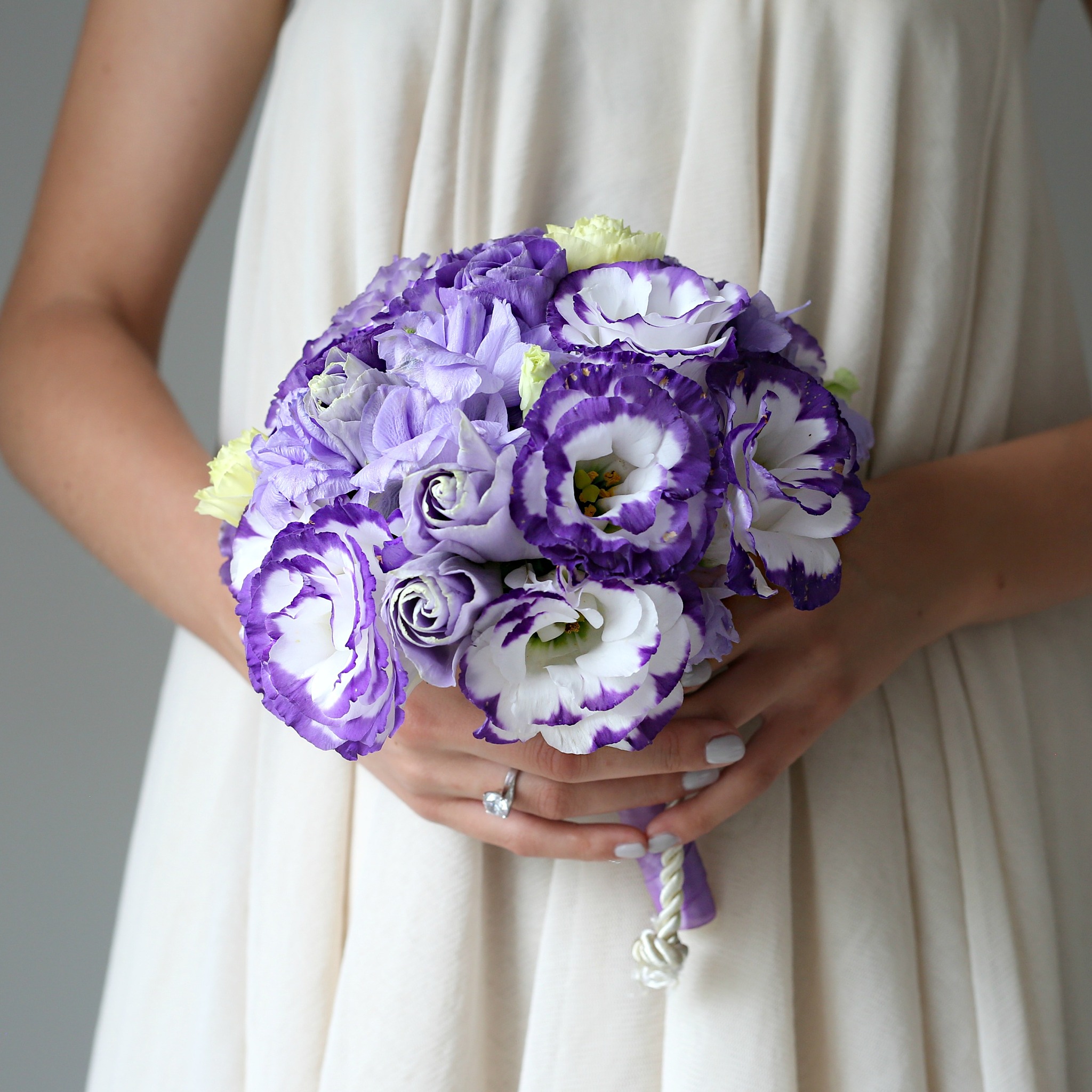 女主：花花男主：菠萝包编写一段简短的爱情故事