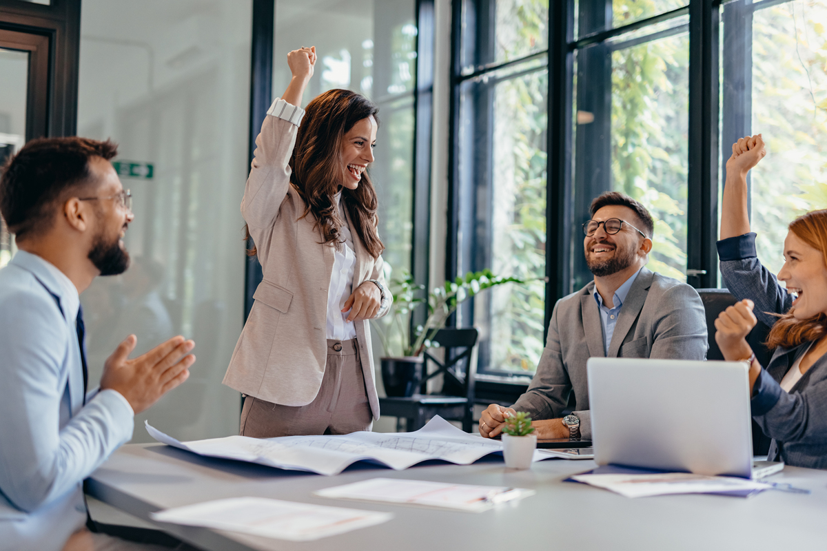请站在老板的角度思考问题如果和一个陪玩有了暧昧关系应该如何处理作为老板应该采取以下措施来处理这种情况：1 调查确认：首先需要调查确认这种暧昧关系是否真实存在可以通过观察员工之间的交往方式、听取其他员工的反馈等方式来获取证据。2 谈话沟通：如果确认存在暧昧关系应该及时与涉事员工进行谈话沟通明确公司对于员工之间的关系的要求和规定以及暧昧关系可能带来的影响和后果。3 采取措施：根据公司的规定和政策可以采