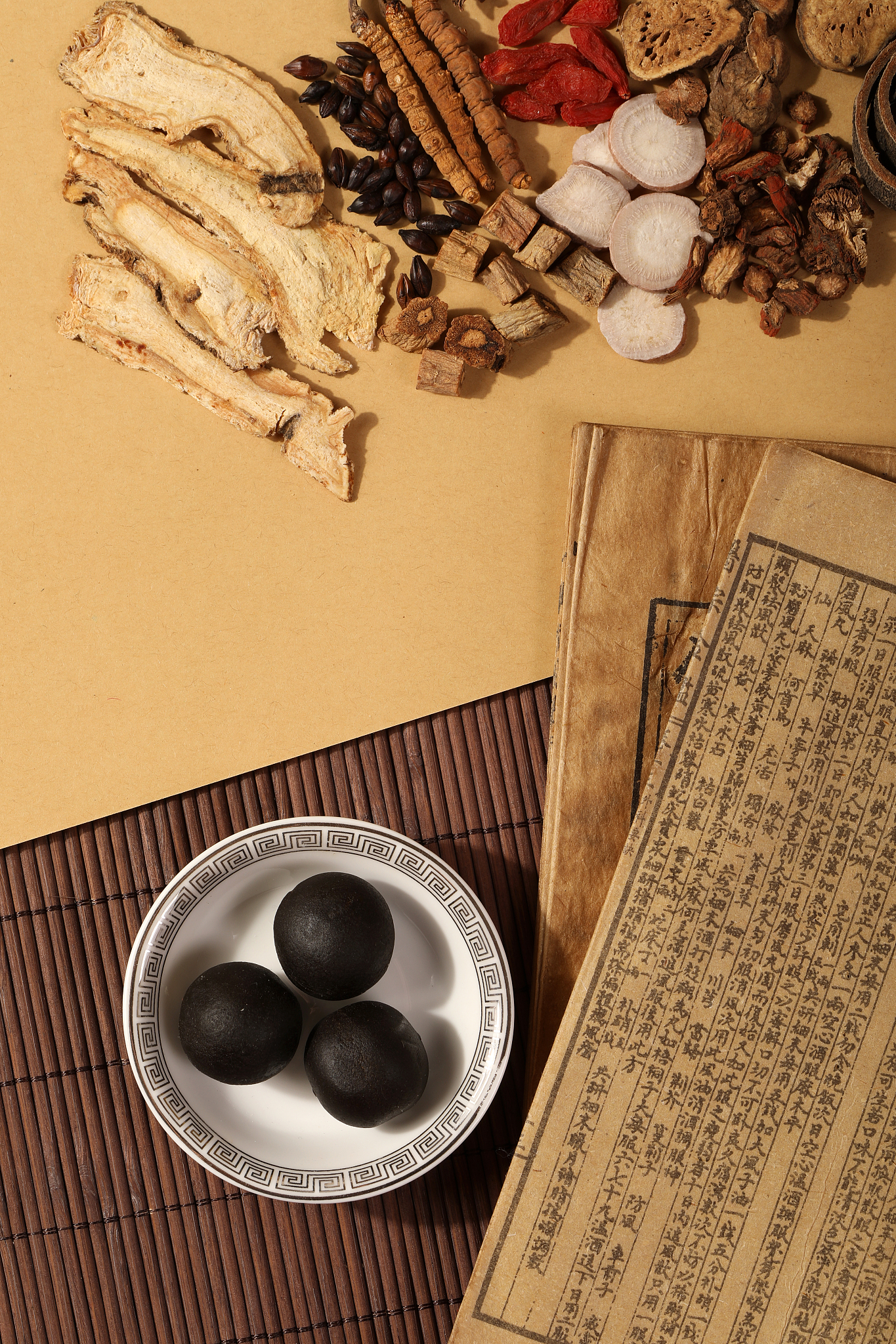 中医药海报设计方案 - 突出传统与现代特色