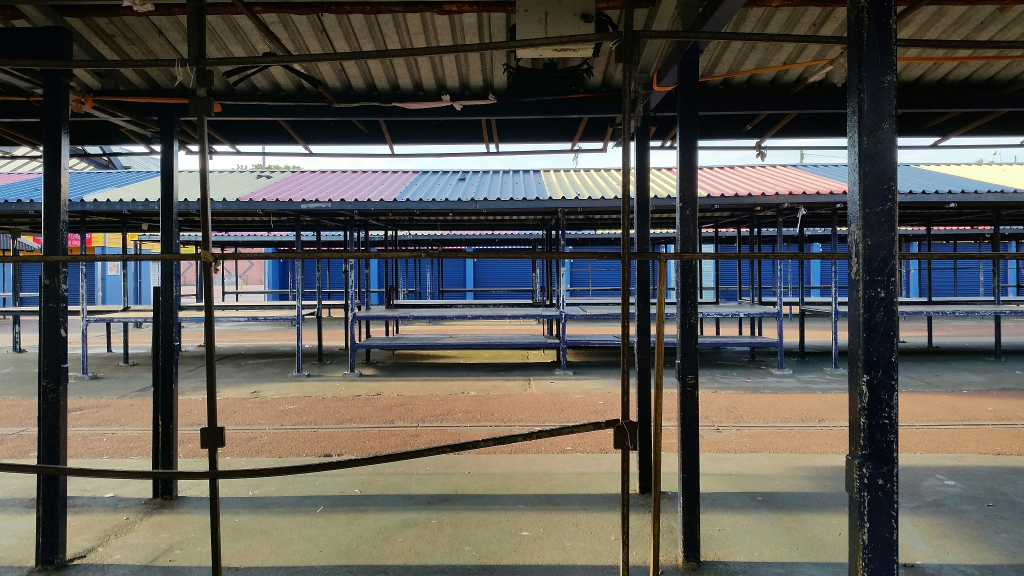 用英文写一篇不少于500词用钢结构建造一个室内足球训练场的文章