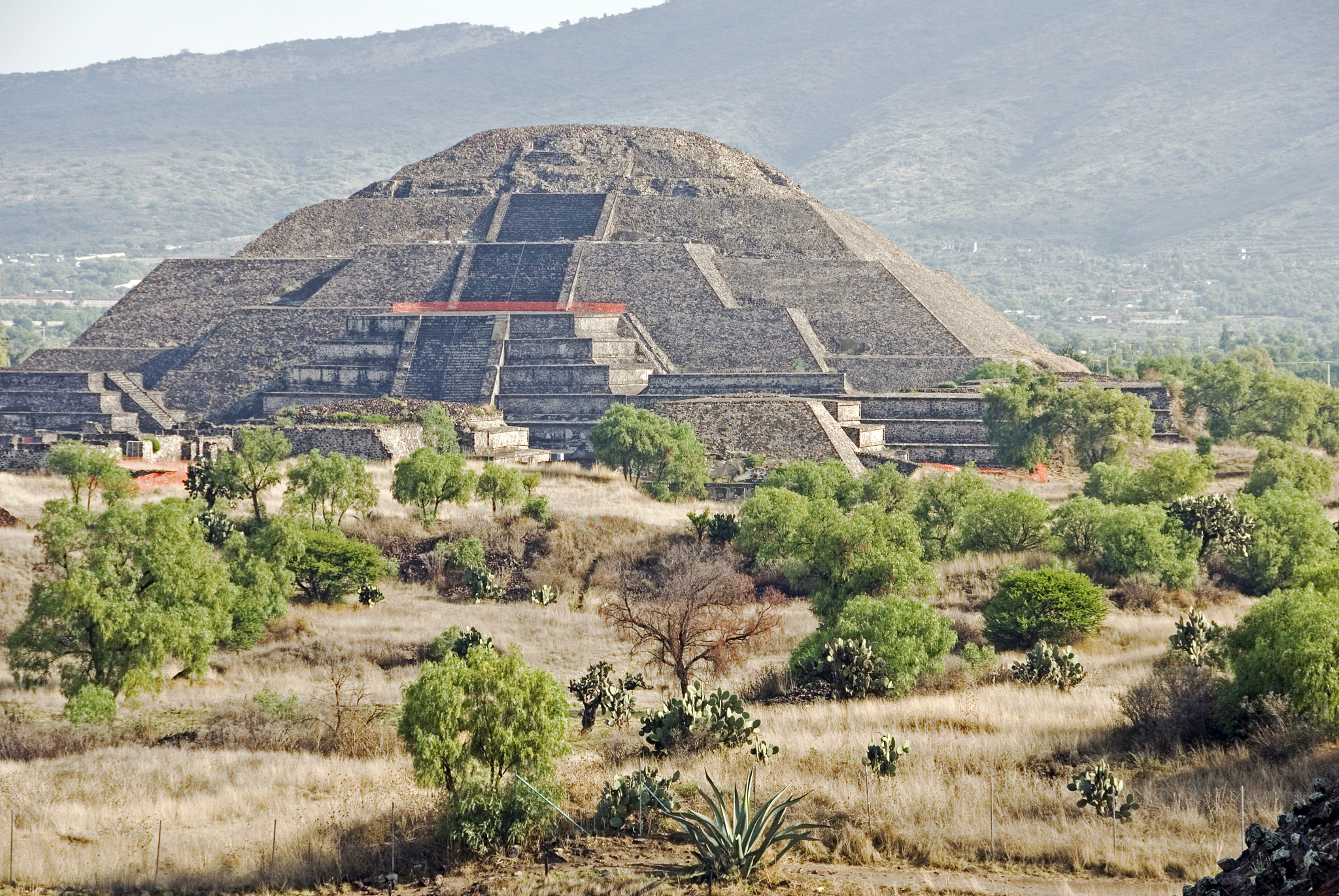 月亮金字塔坐落于哪个国家