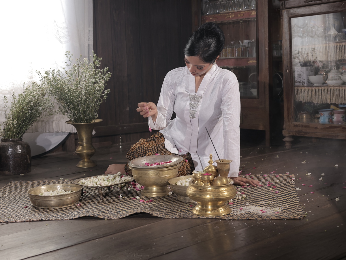 一个国风美少女在喝茶帮我优化成stable diffusion可以用的prompt