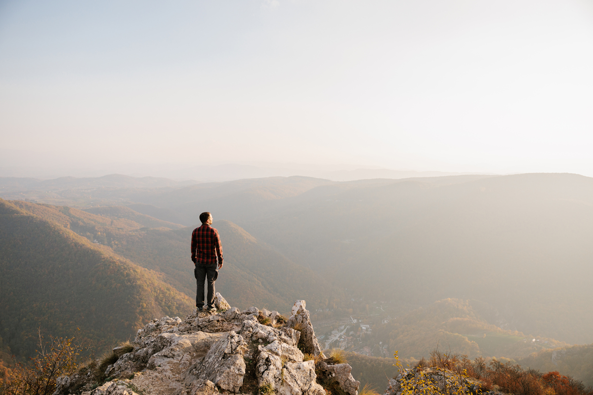 雨打花落残红去，楼心空对下雕栏。这是我在杭州登山后想到的，我是一个中年男人，因为要还房贷，老婆工资低，所以必须要在杭州生活，和家人是分开的，家人在老家县城，我老婆一个人带着两个孩子。你觉得我想着什么呢，请你续写一下，要押韵，站在我的角度写一下谢谢。