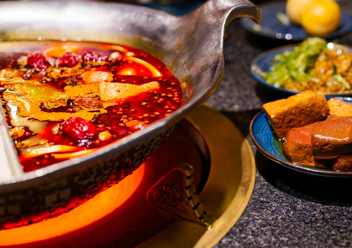 贵阳必吃美食推荐：从酸汤鱼到南明糕，满足你的味蕾！