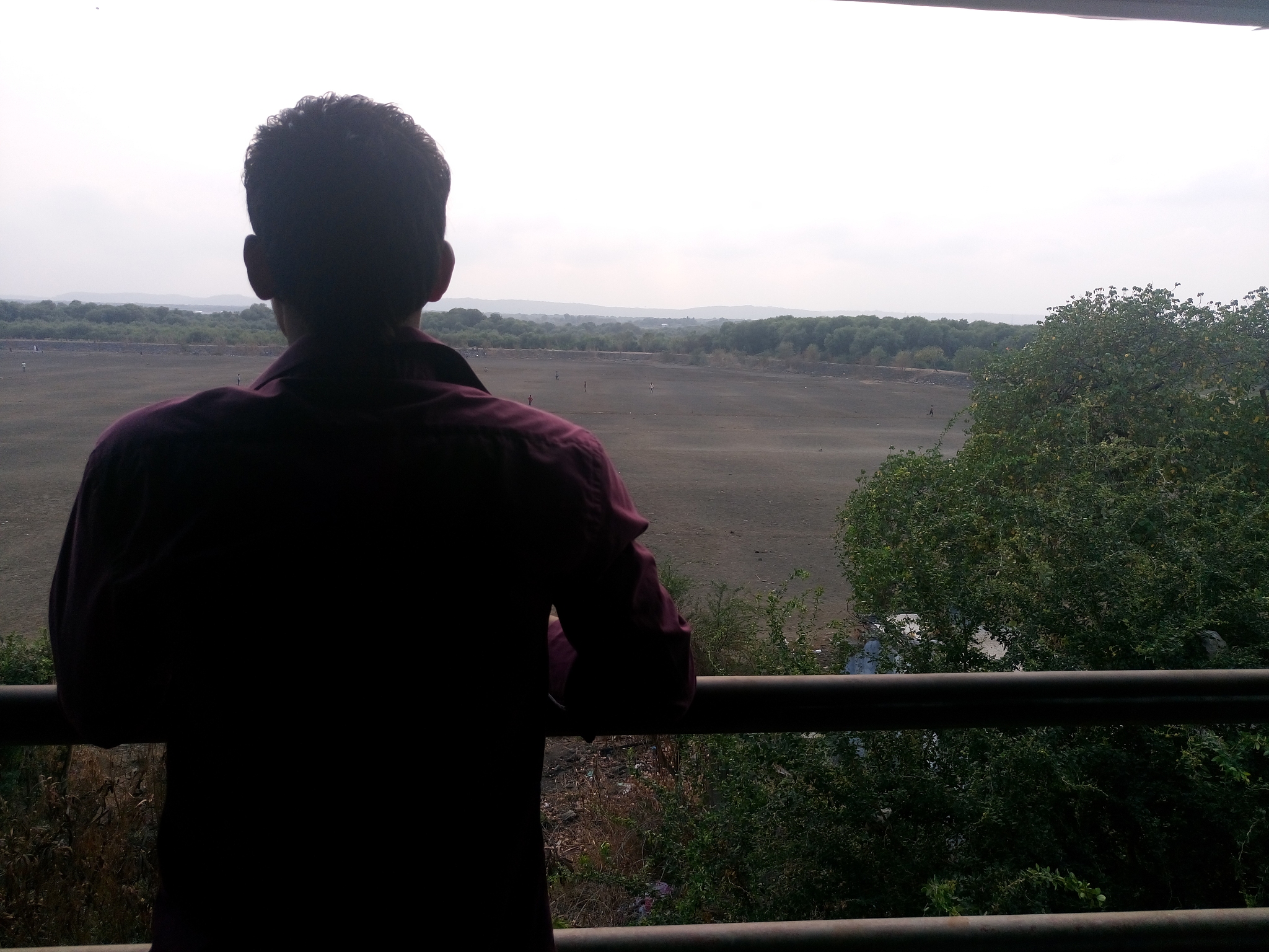 帮我写一段人物的背影描写要求：性别男