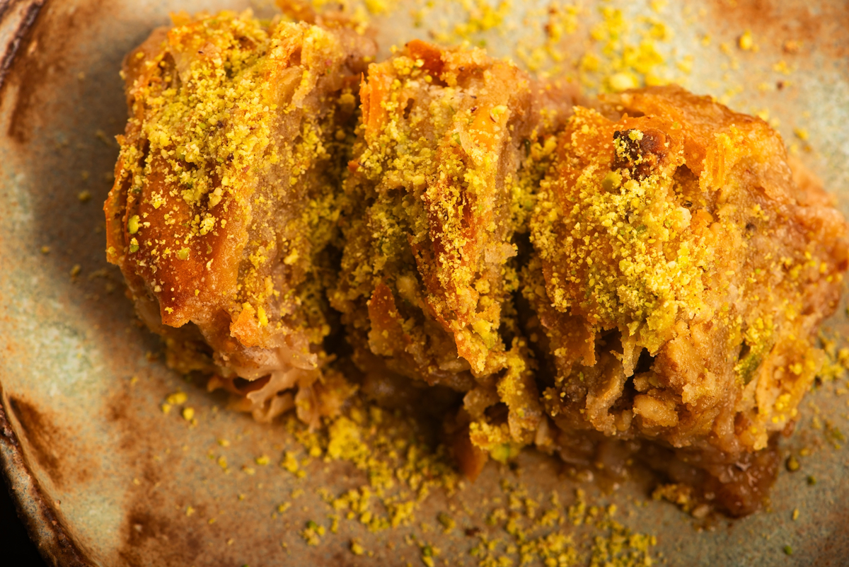 手工陶瓷盘上的果仁蜜饼甜点
