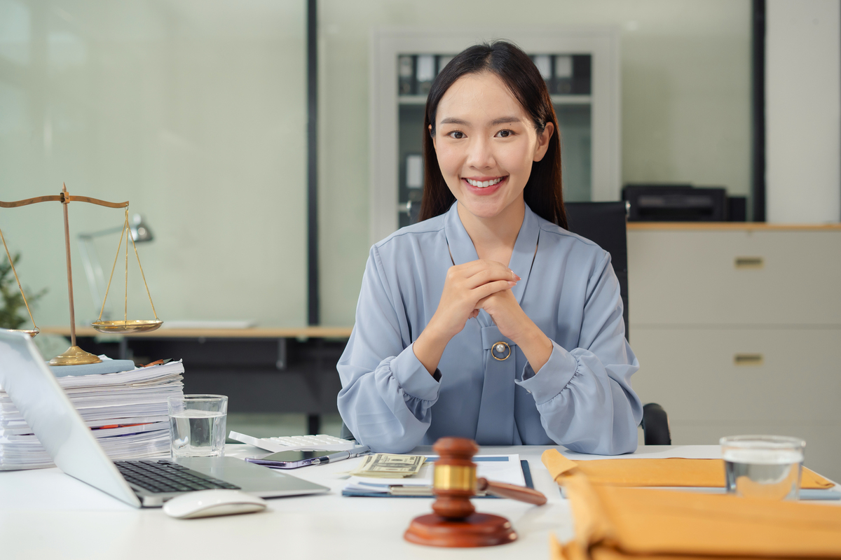 下面文章换个表述方法首先我要谨记律师职业的主要职责是维护当事人的合法权益、维护法律正确实施、维护社会公平和正义、推动社会的和谐与进步。在以后的律师执业过程中更要秉持律师职业道德的核心即诚信律师诚信是律师职业道德重要的基本原则。我还要牢记律师最根本的执业原则以事实为依据以法律为准绳。这三点是我的律师执业生涯中要不断的践行去检验自己是否是一个合格律师的基本点。其次对律师两字发表一下我个人几点浅薄的看法