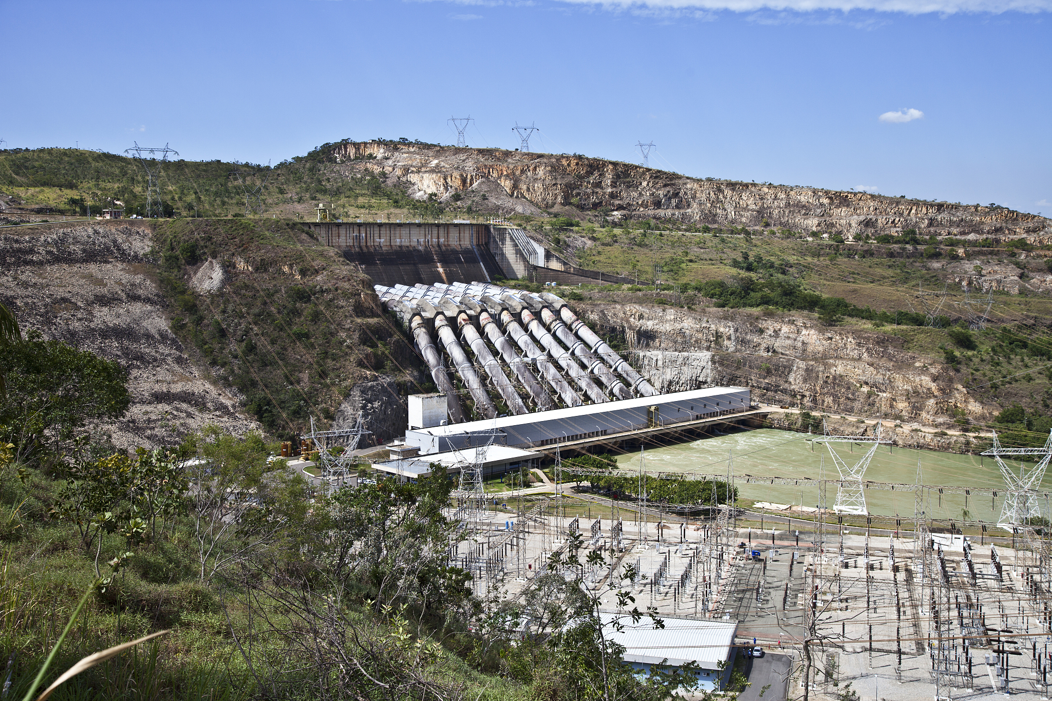 请从一下几个方面阐述传统大水电与抽水蓄能电站的区别：项目特点、项目规模、发展前景、物资供应模式、