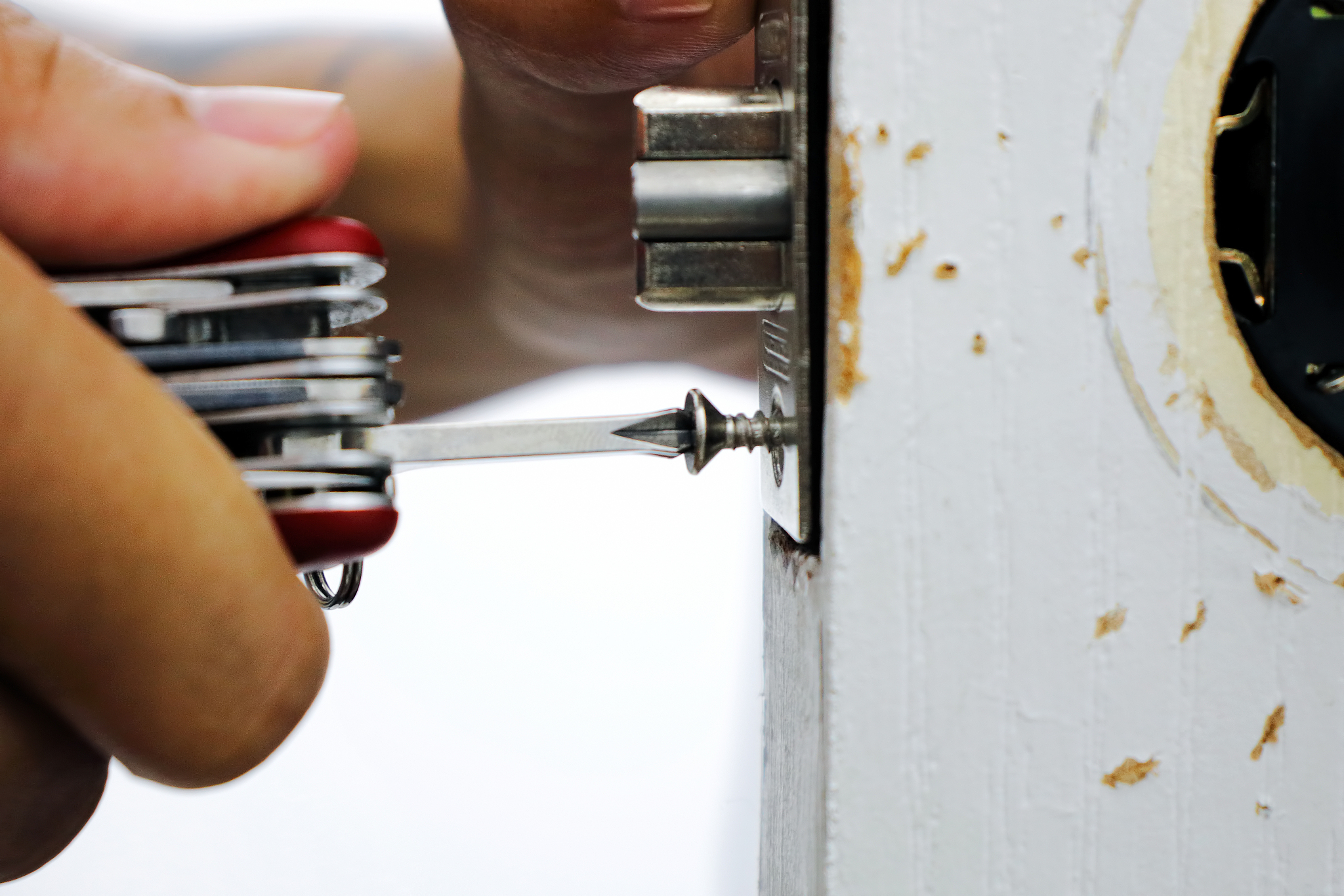 门锁松动或断裂怎么办？