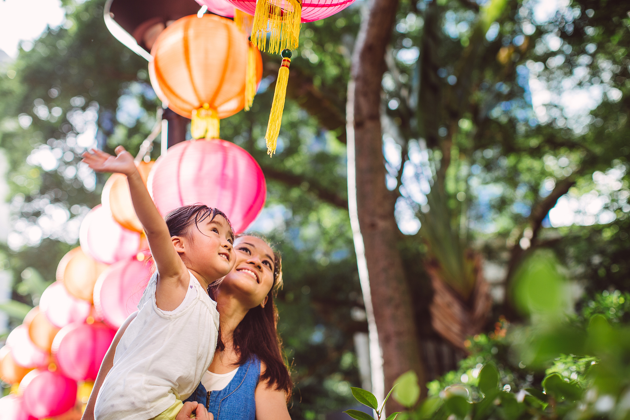 mom & toddler admiring chinese lanterns