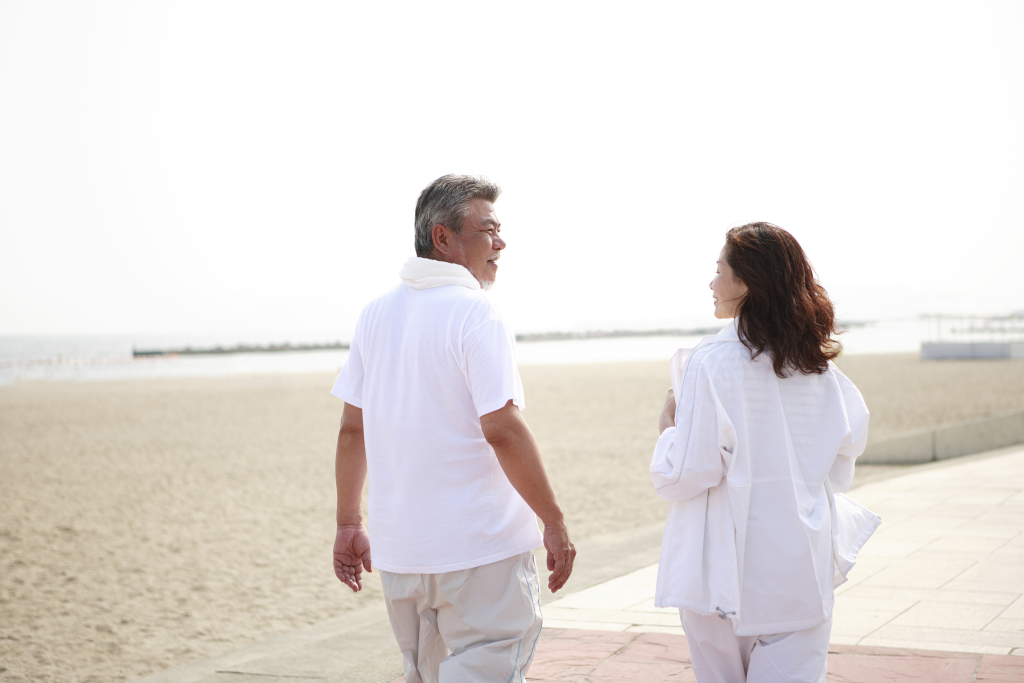 さよならも，
かなしみも，
せみしぐれとおなじ。
请把以上句翻译成中文诗歌
要求：写成三句，分别为5个字，5个字，9个字。在读音和翻译意思之间取平衡，每行最后一个字要读音相近