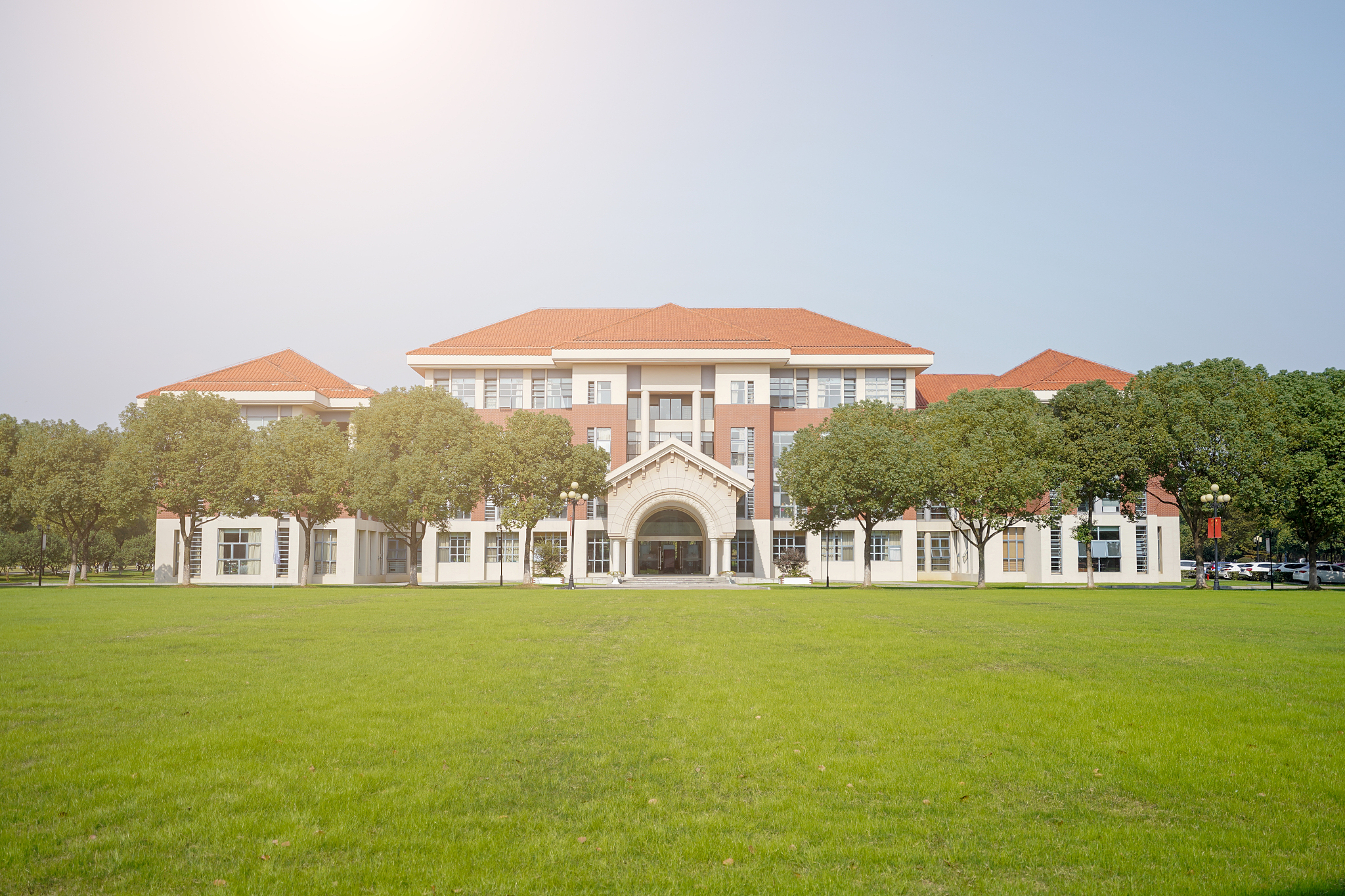 假设你是一名初三升高一的杭州学生请用英文回答你为什么想加入上海上实剑桥国际学校后用中文对其翻译