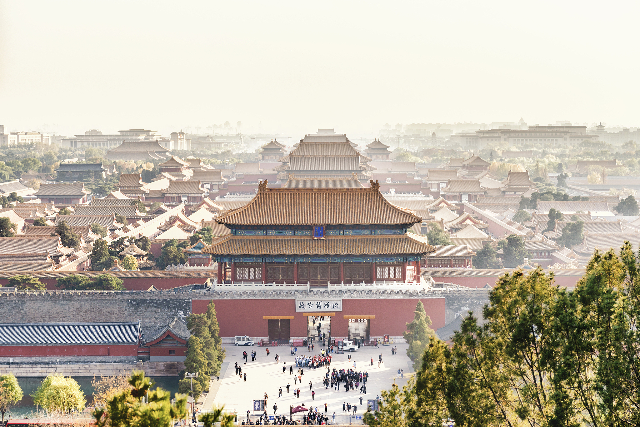 改写：由于综合国力、民族自豪感及生活幸福感的整体提升与增强国人的消费观也从单一的满足物质需求转向了追求精神文化需求。在这之中故宫博物院因其本身具有厚重的历史文化特性承载着关键的、重要的角色需要传递其历史与文化的内涵在新媒体营销方面具有独特性。