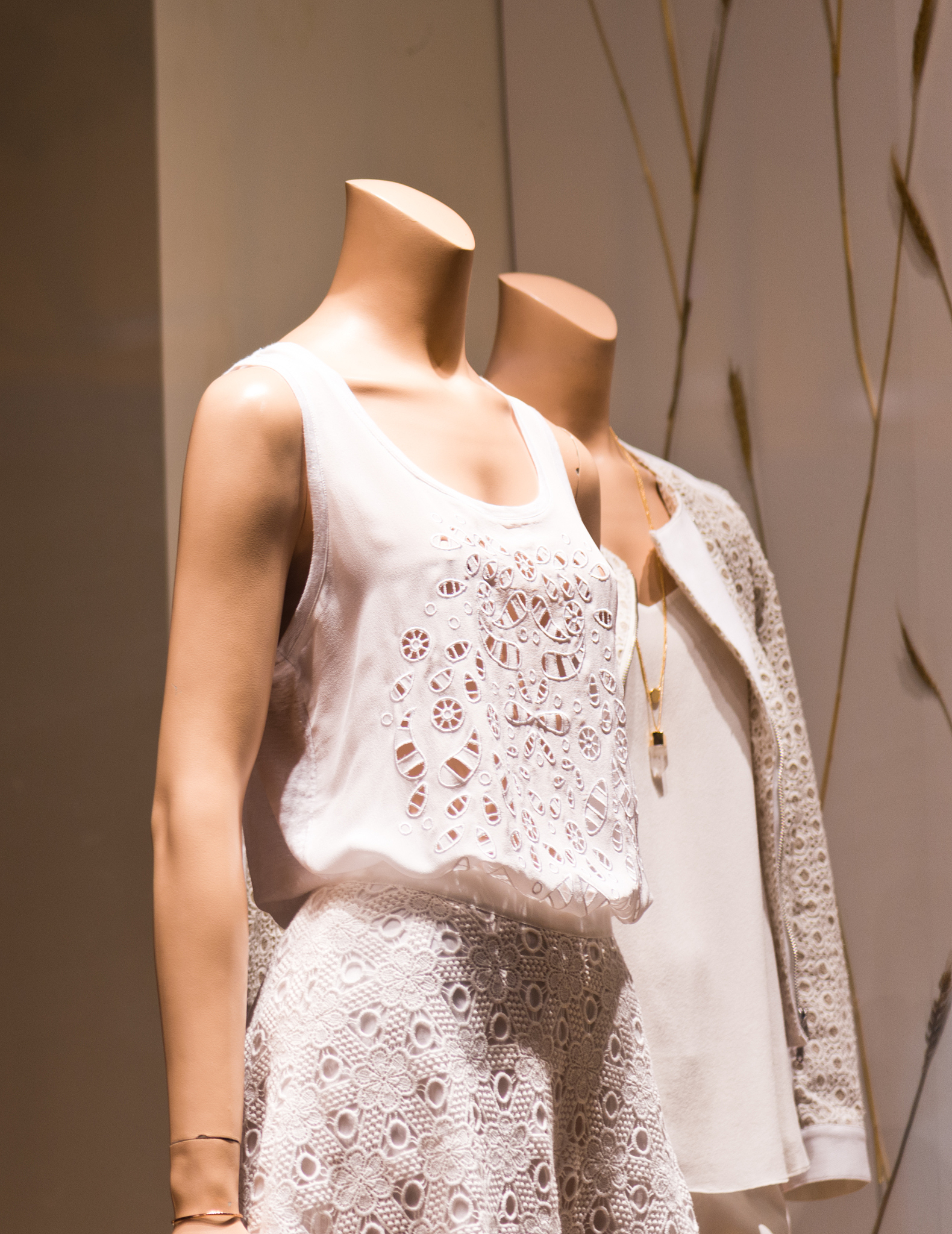 为一家内衣品牌的夏季新品编写一篇穿搭推荐文案包含标题。不少于三百字内容详实辞藻精美查重率不能太高