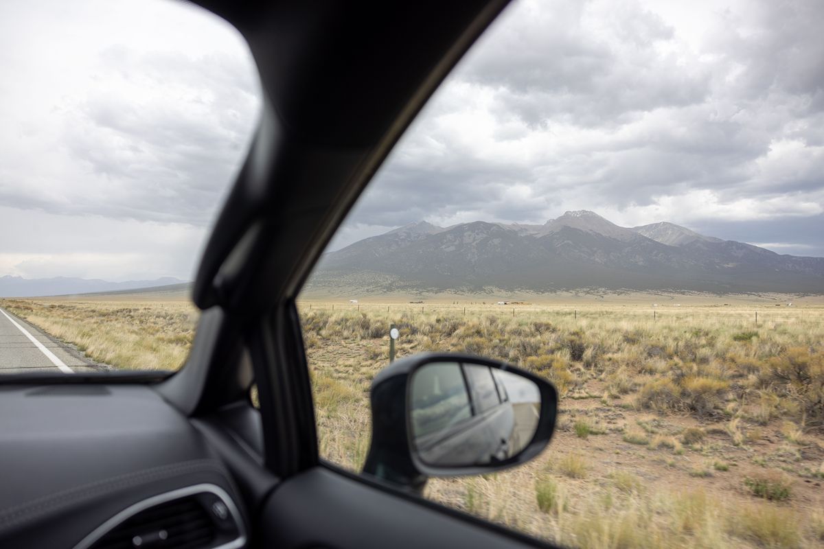 给下面一段话理通顺：在中国特色社会主义的发展下人们生活水平日益提升各家各户汽车普及率也随之增加汽车行业也随着人们需求突飞猛进。传统的车窗控制技术已经无法满足现代汽车的要求因为现代汽车的电子模块越来越多人们对于汽车的舒适性和安全性的要求也越来越高。因此车窗的设计必须符合汽车智能化的趋势以满足人们对于汽车内部采光、通风和安全等方面的需求。如果车窗升降还是处于传统的控制技术时可能在复杂路况时还要腾出手来