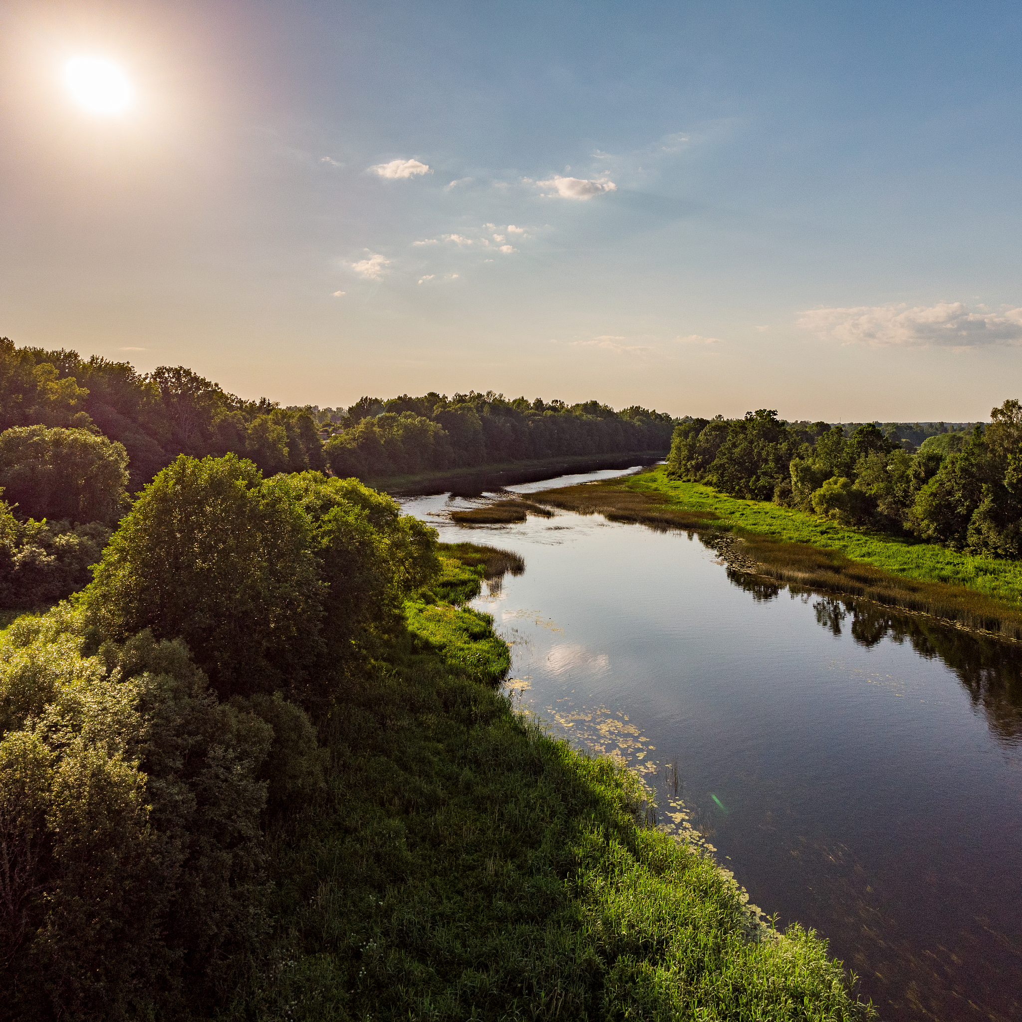 翻译成英文 2022年下半年受长江和五河流域降水持续偏少的影响江西省的气象干旱情况发展迅速重旱持续时间长且覆盖范围广旱情影响十分严重鄱阳湖主体及附近水域面积也屡创新低。