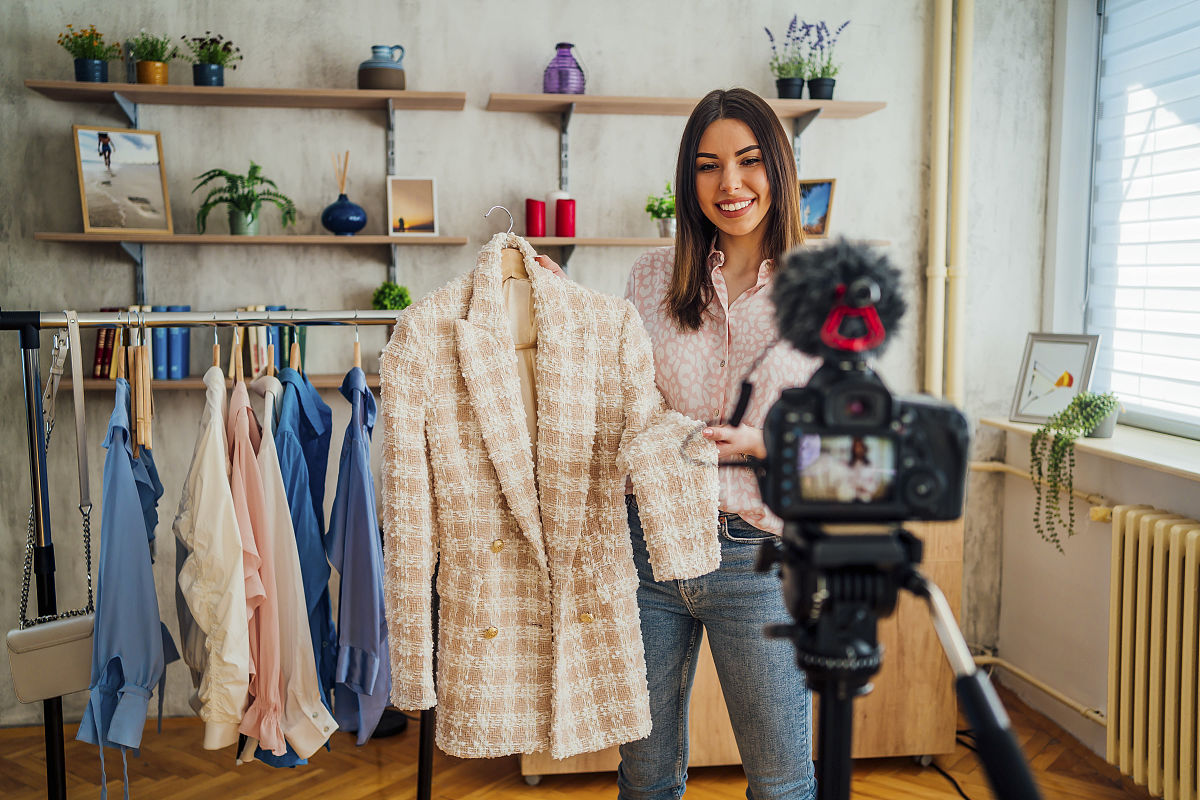 我想要成为一个自媒体穿搭博主你可以帮规划一下前期工作吗？