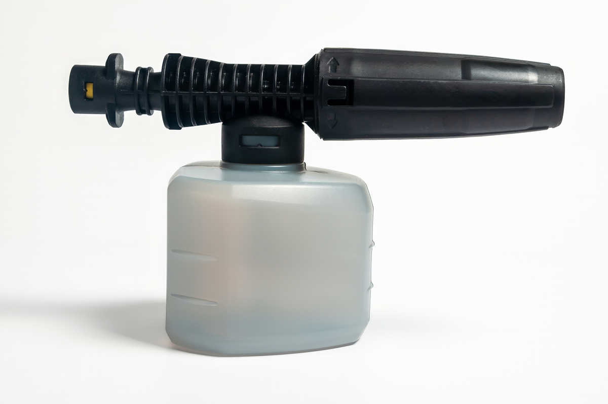 英文翻译：严禁使用高压水枪冲洗电器部分电机控制器