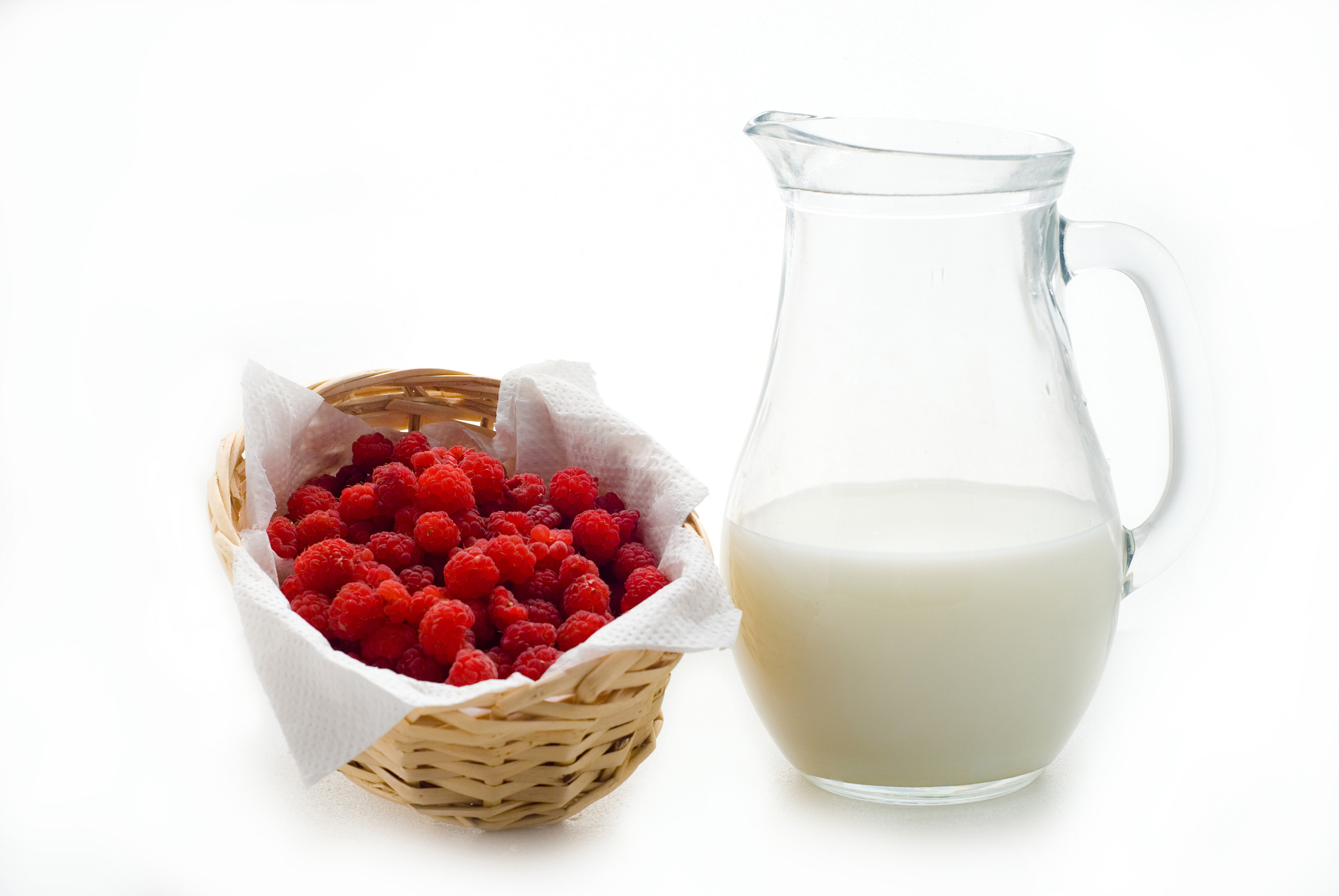 raspberry and jug with milk.Малина и кувшин с мо