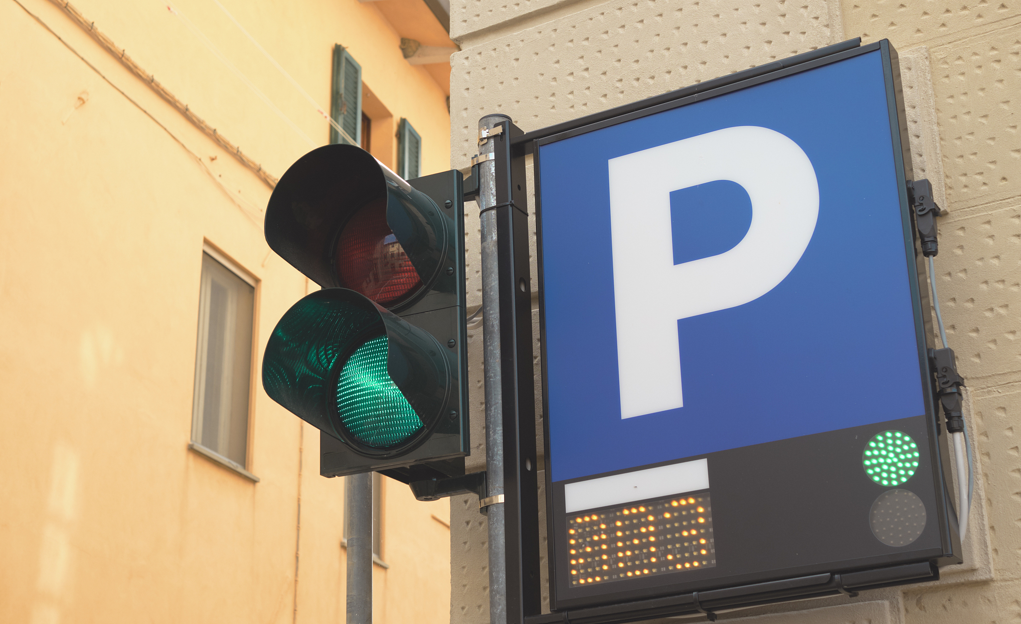 car park sign with traffic lights