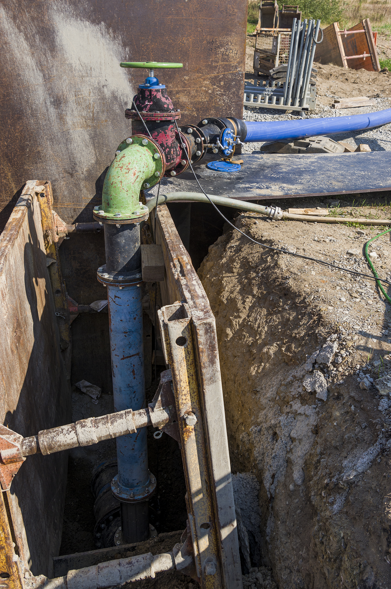 泄洪输水隧洞减小水击压力工程措施研究综述