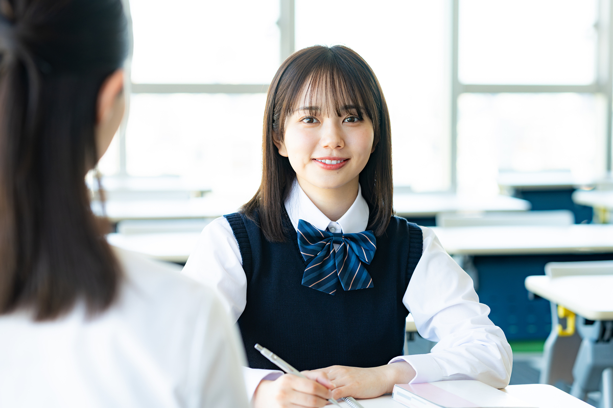 剧本演员5个人都是女大学生。要求主角人设丰满要突出她开朗主要性格主角有正面形象有反面形象。剧情要有头有尾有高潮有反转。剧本要有角色的对话内容。