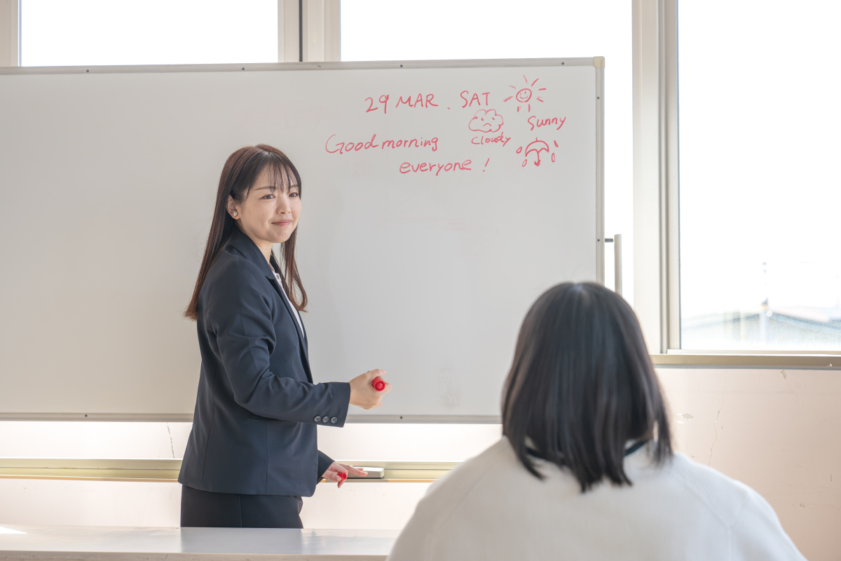 女老师进教室的细节描写
