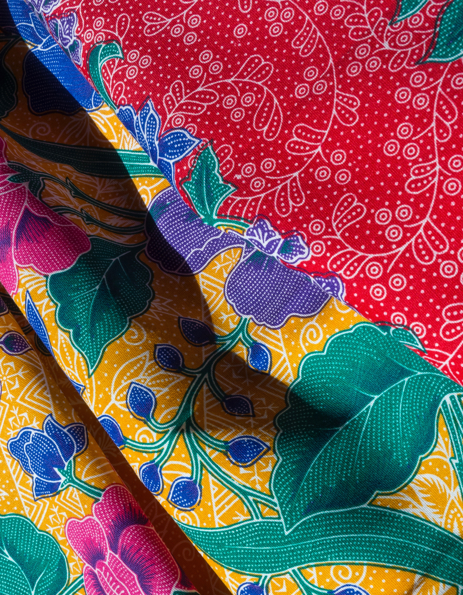 朱鹮与植物图案丝巾：中国传统文化与自然美景的融合