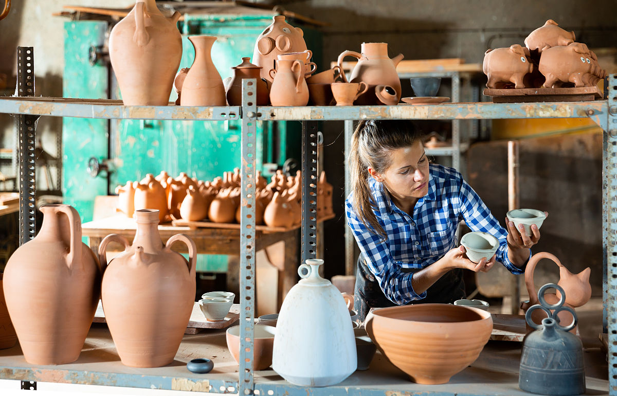 写一篇约朋友去陶瓷艺术咖啡中心玩的流程规划包括人物出行方式预算去哪玩集合地点活动内容玩的项目