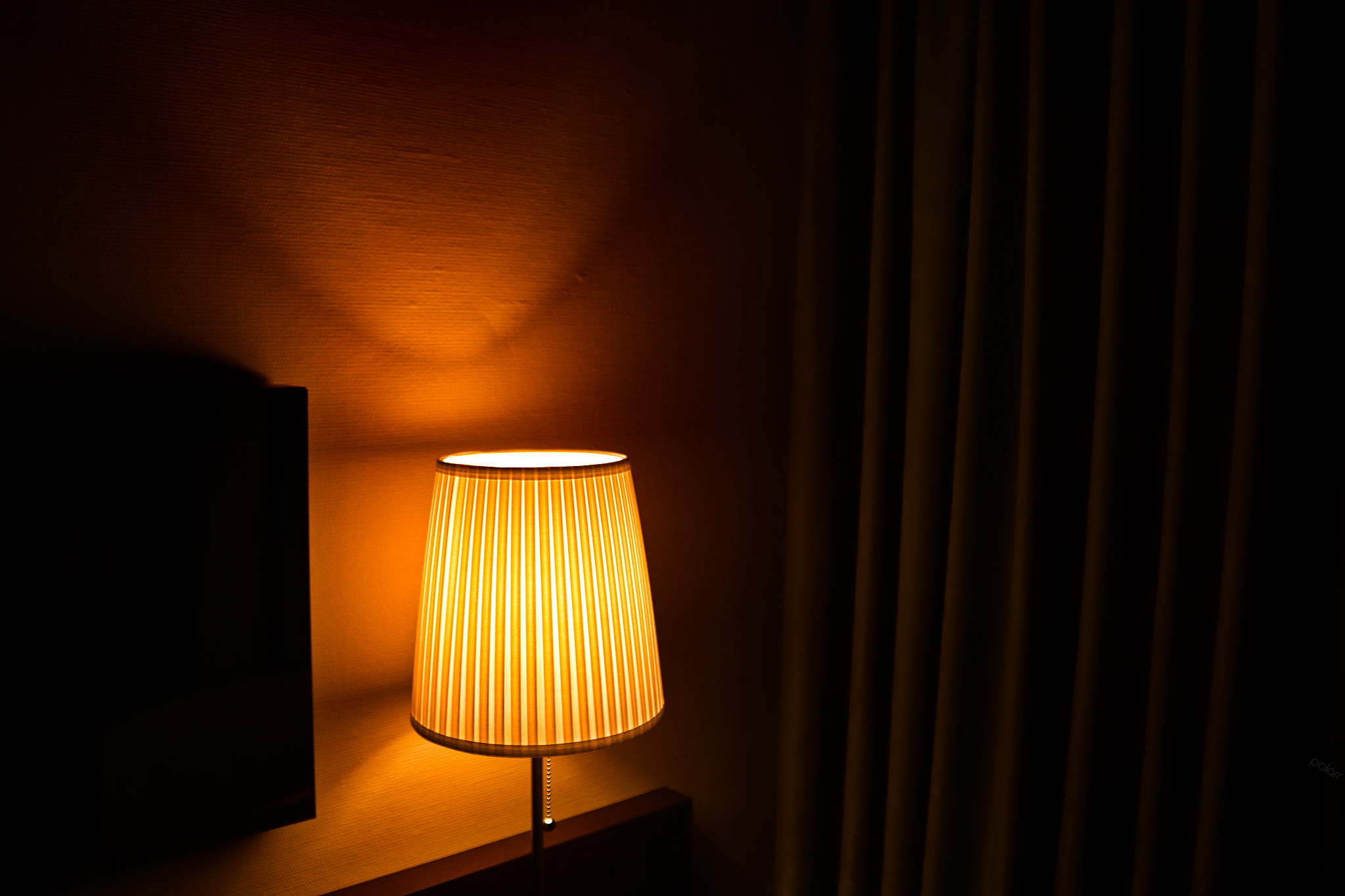 黄色的灯光和橙色的灯光之间哪个灯光更加温暖？