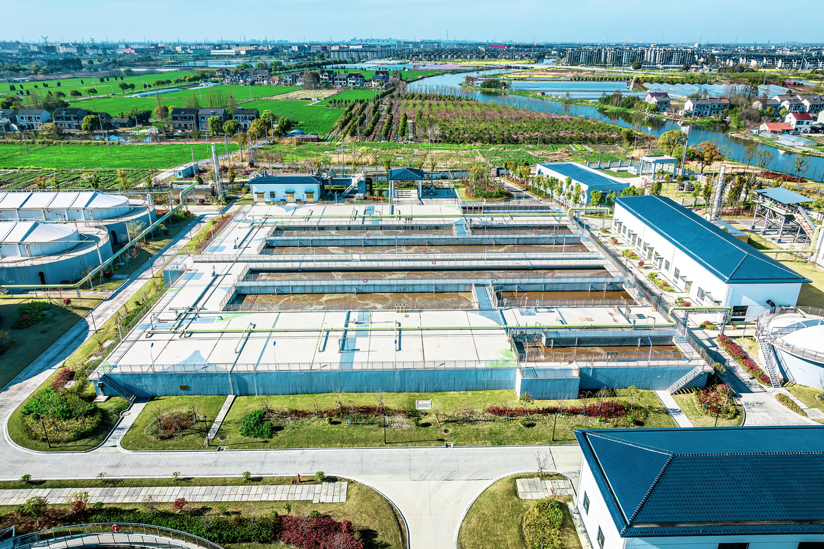 将以下内容整理成会议记录：如果将一期、二期、三期全部合并大概会达到两万的量。我们取平均值为15000但夏天的时候可能有5000左右。比如冬天的时候他们只有200多平方。这样的话只能产生四千多太少了波动太大。如果一期的时候就不能进去那也就不行了。所以我们可以等到更高的时候再开。在投资的过程中我们没有算上声乐的收入所以我们需要考虑这一点。我认为即使这个项目很难我们也有能力克服它。我们已经储存了一些规模