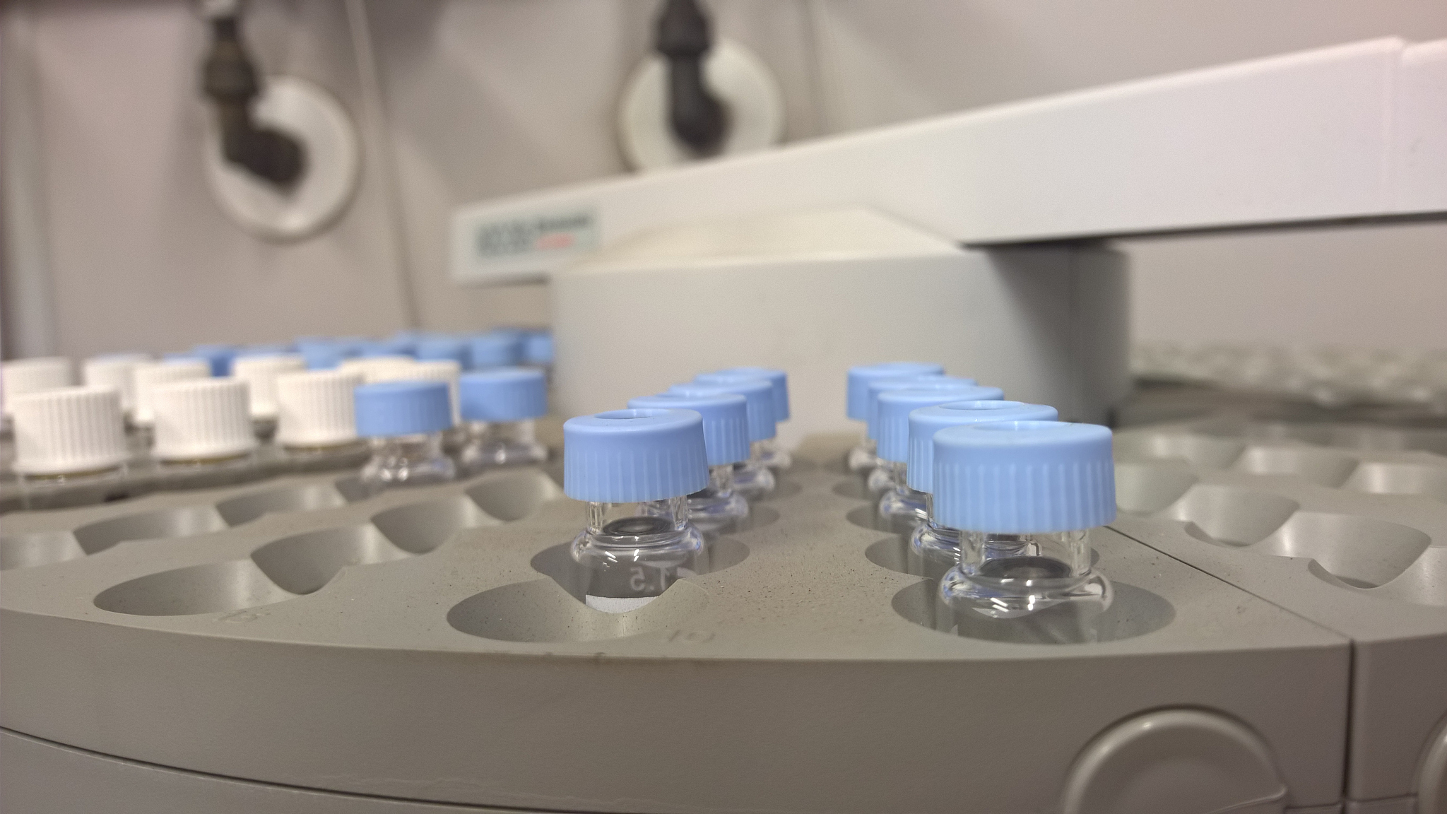 超快脉冲与新型饱和吸收体材料：实现更广波段锁模的新方向