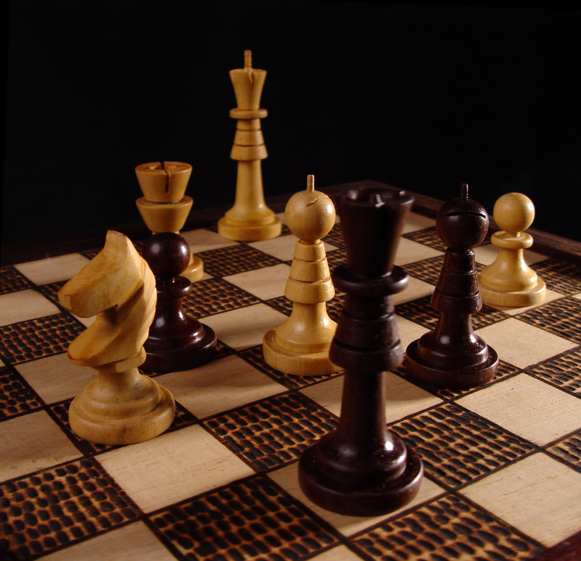 一、什么是国际象棋国际象棋International Chess又称欧洲象棋或西洋棋港澳台地区多采用此说法是一种二人对弈的战略棋盘游戏。国际象棋的棋盘由64个黑白相间的格子组成。黑白棋子各16个多用木或塑胶制成也有用石块制作；较为精美的石头、玻璃水晶或金属制棋子常用作装饰摆设。国际象棋是世界上最受欢迎的游戏之一数以亿计的人们以各种方式下国际象棋。在所有棋盘游戏中国际象棋是一种把战略战术和纯技术融为