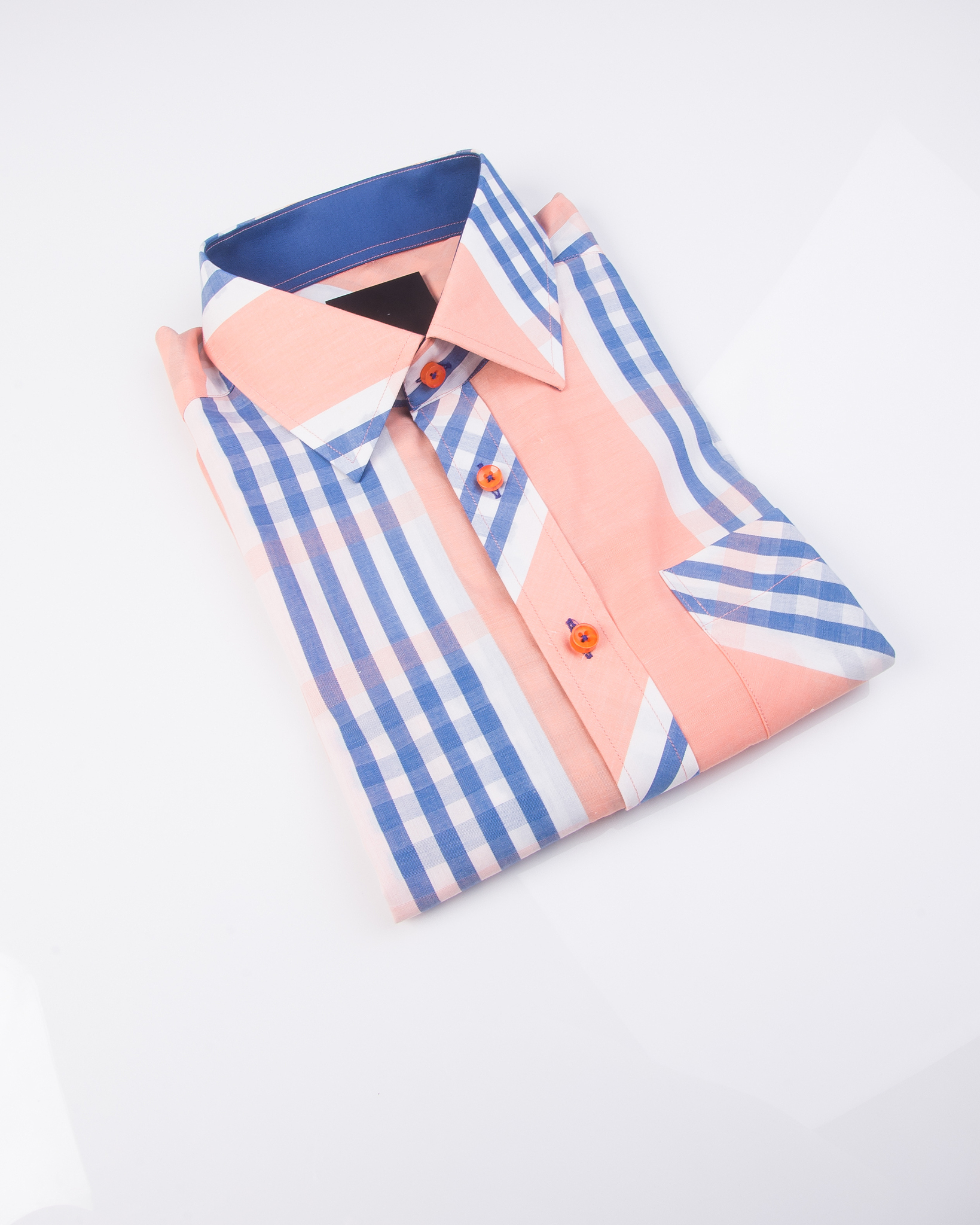帮我撰写一篇夏天时尚美文以描述童装服饰新品为主题服装类型：白色翻领长袖衬衣蓝色印花点缀整体、蓝白条纹无袖上衣、翻领黄白色条纹撞色宽松上衣
