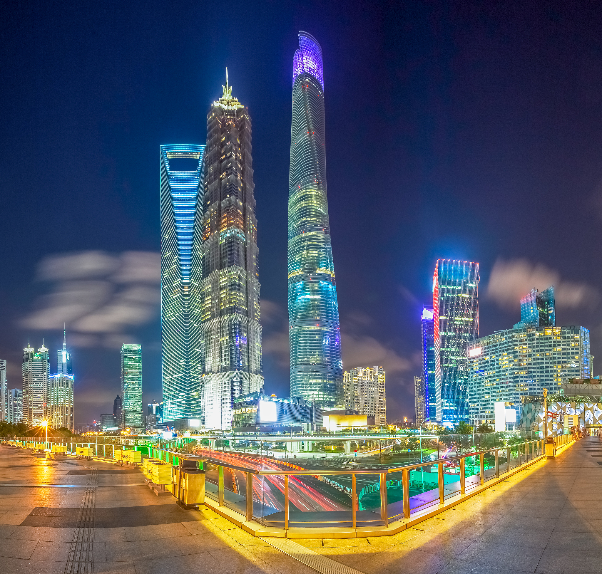 你是一名环境设计专业的学生目前正在读大三夏季学期。你的老师在带你们参观了上海著名的酒店和建筑后要求你们写一篇题目为《上海城市建筑巡礼》的实习报告并且要求字数为2000字。