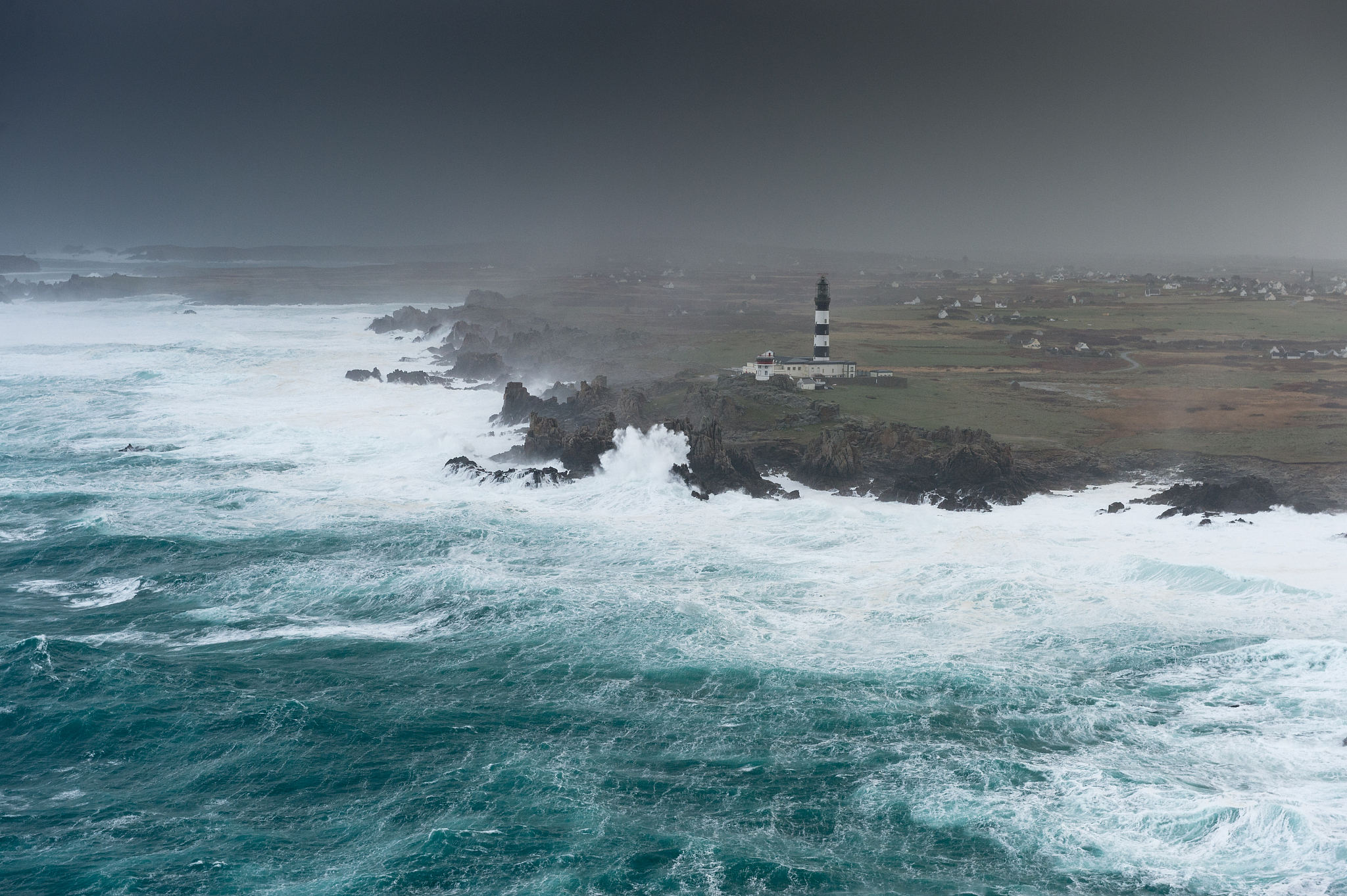 vue aérienne du phare du créac'h dans la tempête et la forte 