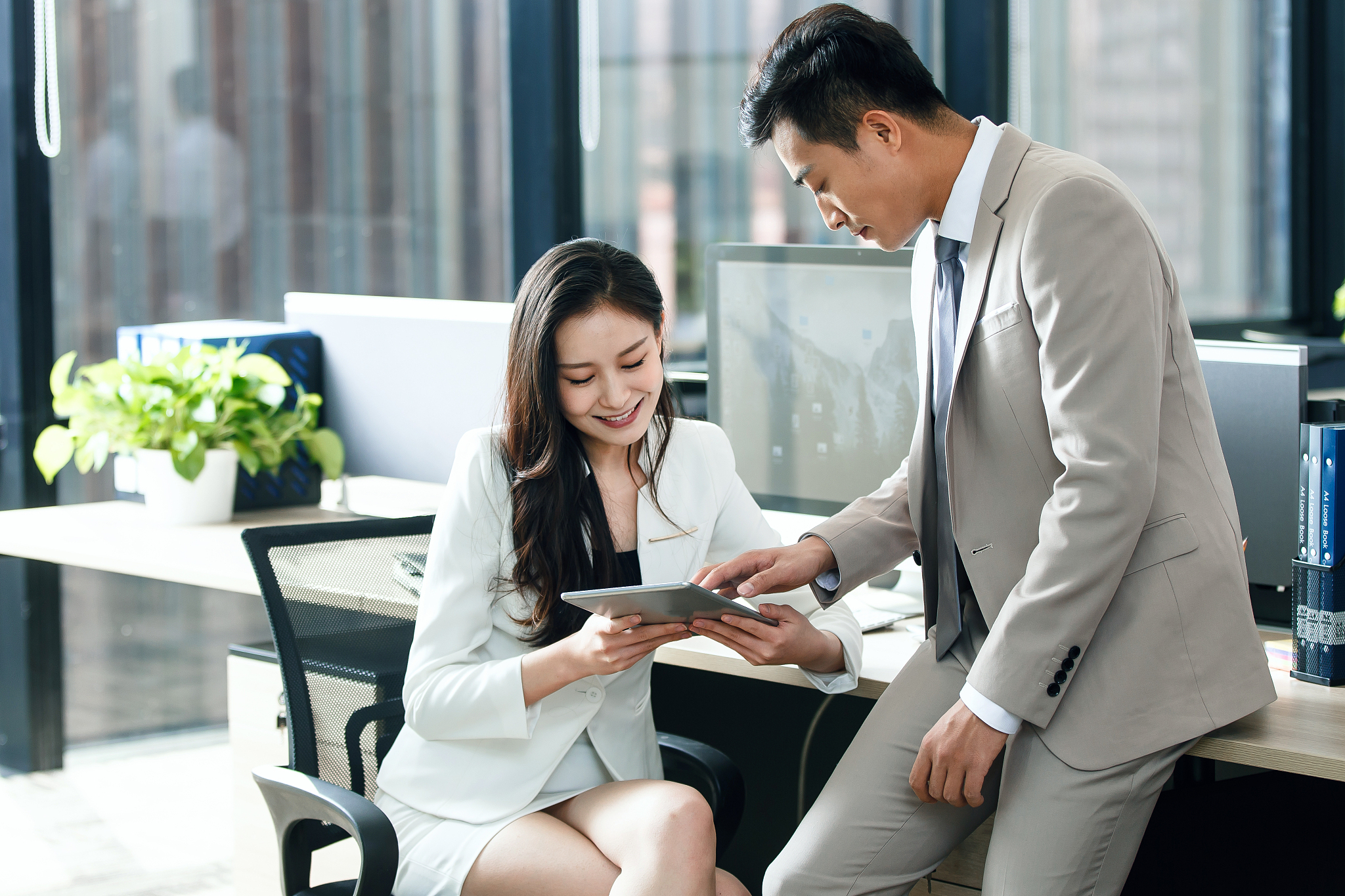 为下面的文章添加对话：马斌和李海燕是同事他们每天都在同一个办公室工作。26岁的李海燕身材高挑纤瘦曲线玲珑有致。她的脸庞清秀五官精致眉毛修长而浓密眼睛水灵有神长长的睫毛像蝴蝶翅膀般轻轻颤动。她的嘴唇红润丰满微微上扬散发出一股自信和性感的气息。李海燕的皮肤白皙细腻仿佛能够滴出水来。她的头发黑亮柔顺披在肩上随着她的动作轻轻晃动。她的身材线条流畅肌肤紧致散发出一种健康的光泽。马斌暗恋着李海燕但是他一直没有