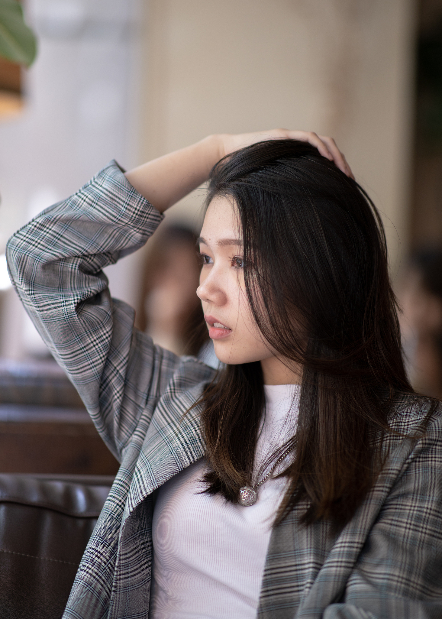 帮我我写一篇《女子带孩子吃饭故意往菜里扔头发》的文章 表明 事件经过对行为的评价 反思与警示