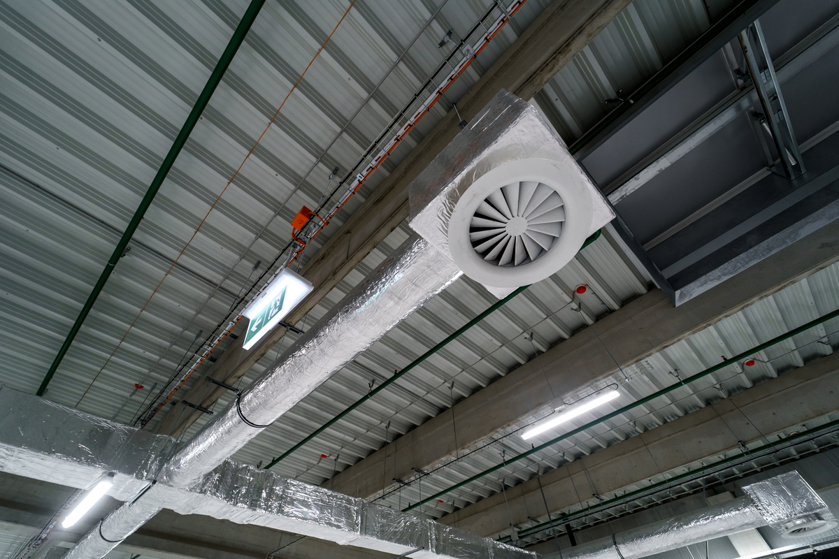 提取关键信息并以中文方式描述：Fans1 are widely used in industrial and commercial applications From shop ventilation to material handling to boiler applications fans are critical for process support and human health